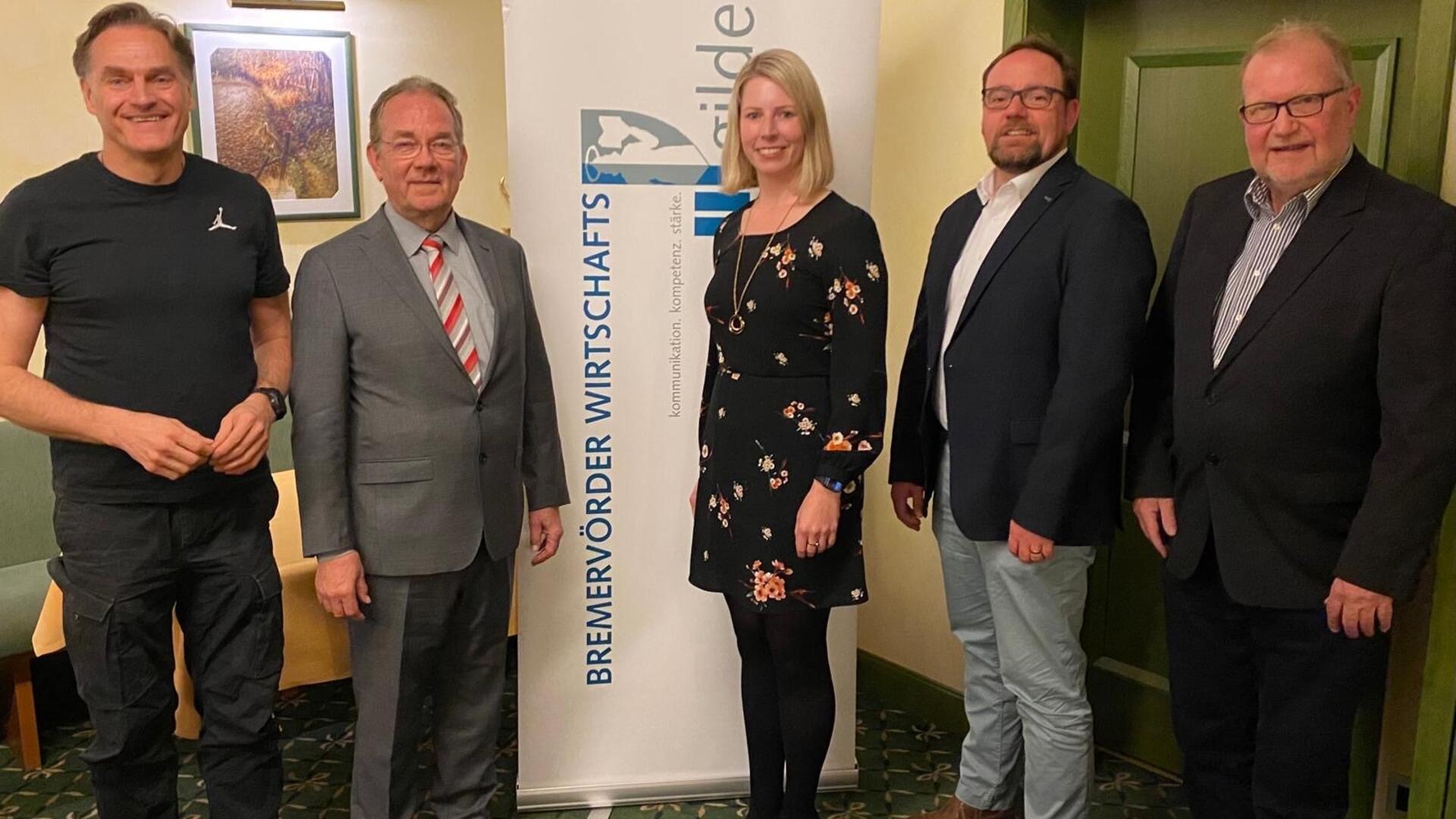 Wurden während der Mitgliederversammlung der Bremervörder Wirtschaftsgilde einstimmig wieder gewählt: der Vorsitzende Boris Thomas (von links) und die Vorstandsmitglieder Jan Draack, Stefanie Kase und Rainer Röhrs. Rechts: Projektmanager Manfred Mühler.