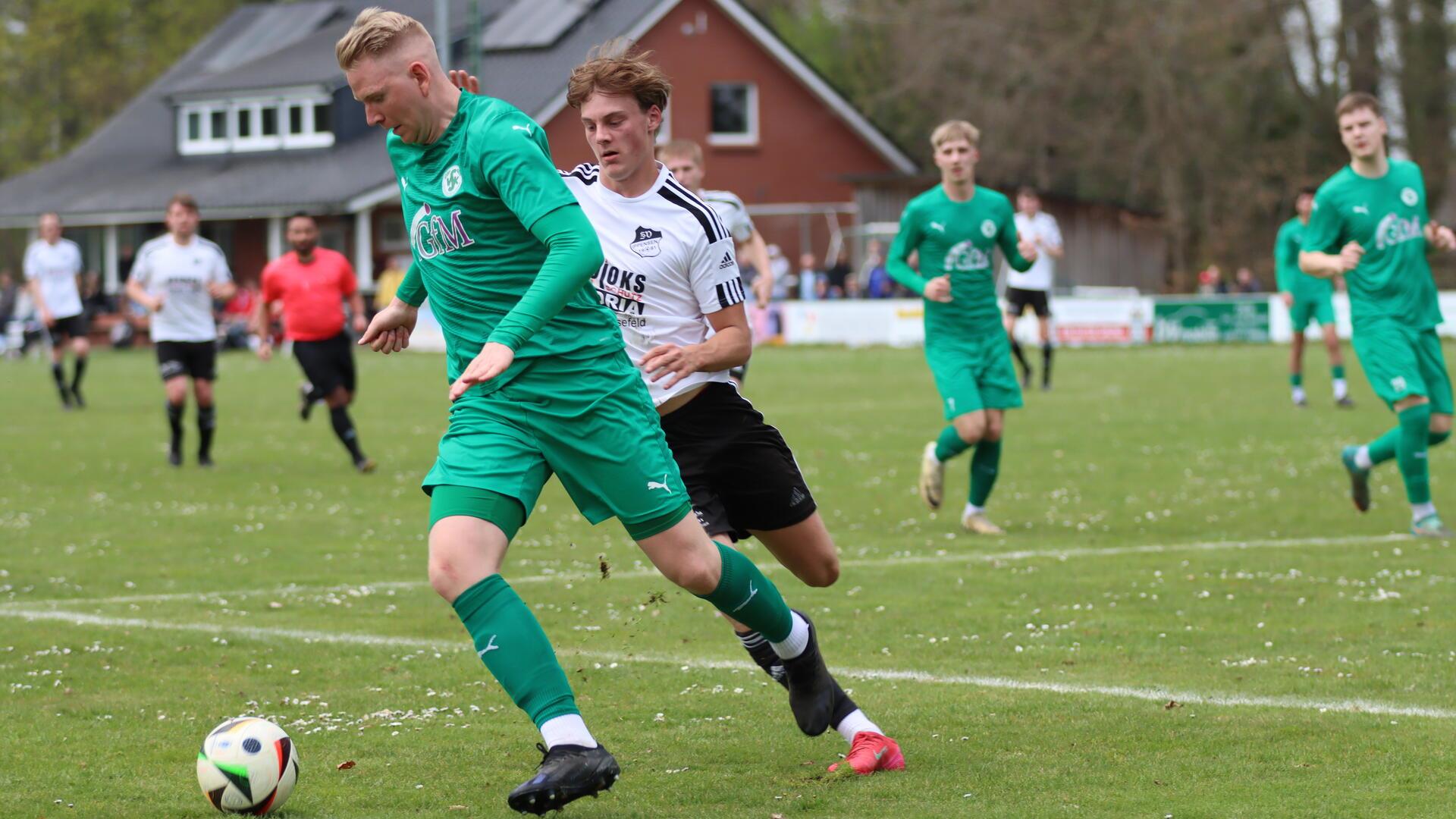 Wyn-Nolan Weger (weißes Trikot) wurde von der robusten Abwehr des VSK Osterholz-Scharmbeck immer wieder ausgebremst, erzielte später dennoch den 1:1-Ausgleichstreffer.