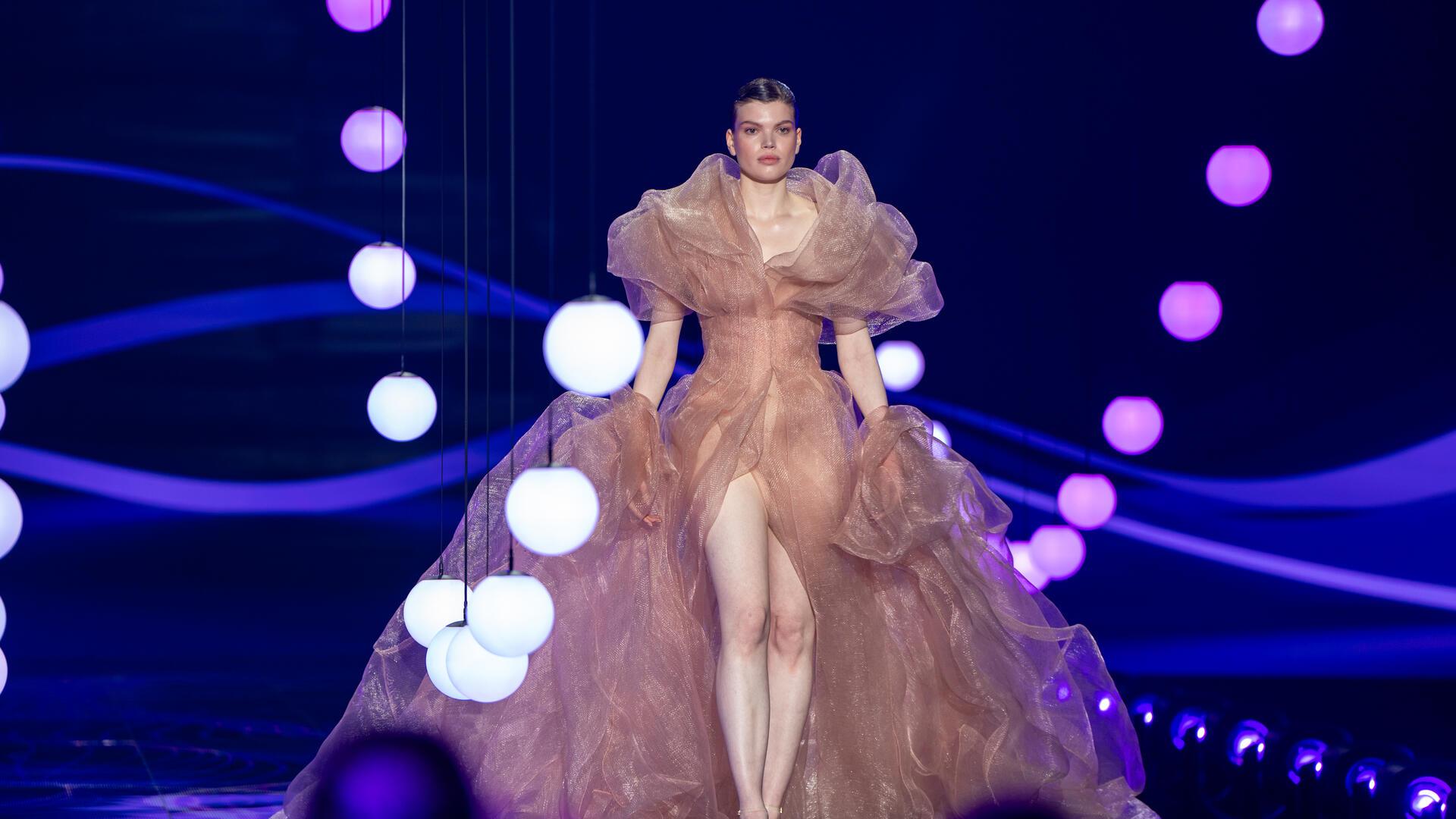 Xenia aus Loxstedt im Designerkleid auf dem Laufsteg.