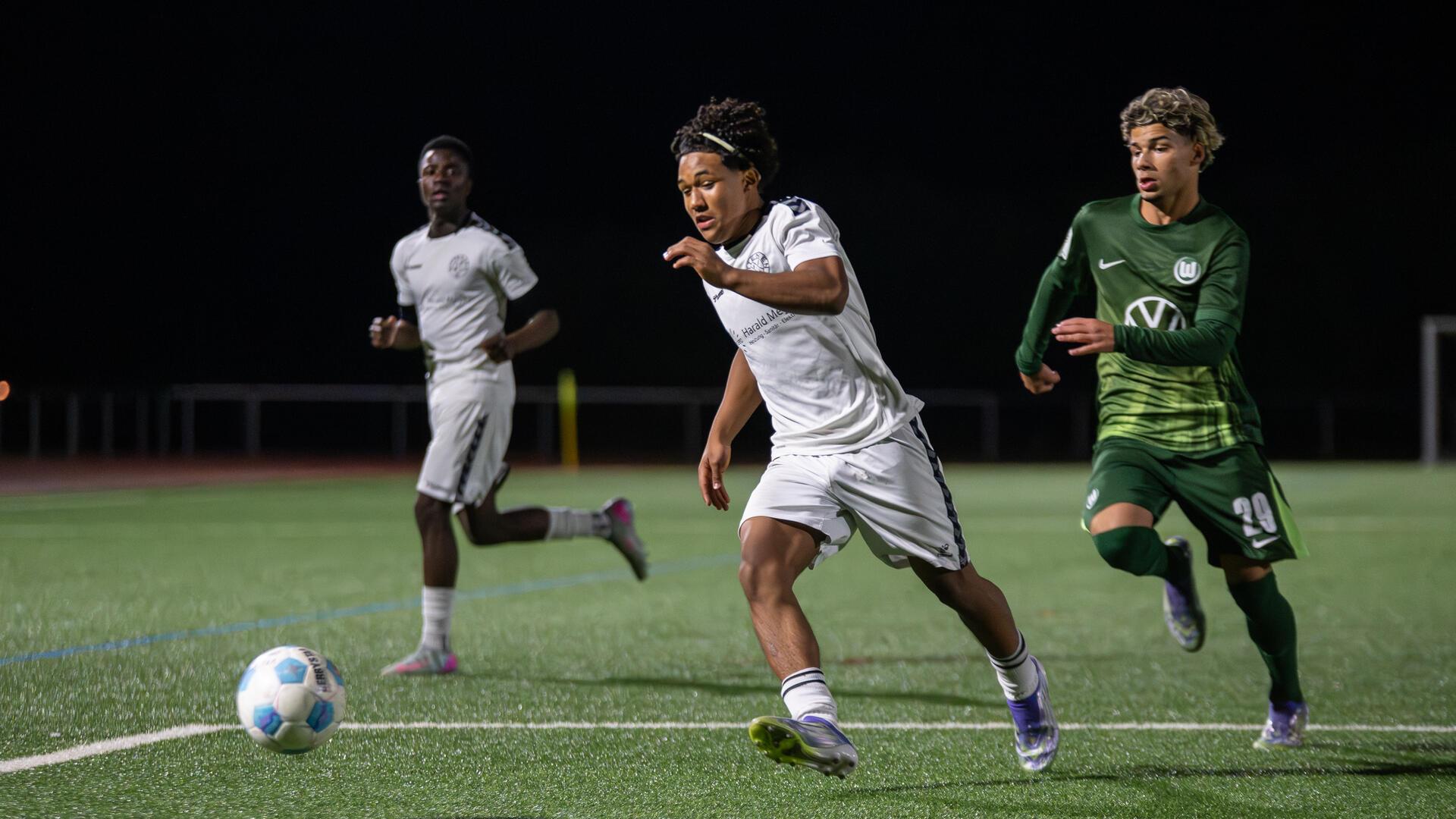 Xyavier Lionel Antonette hatte gegen Wolfsburg viel zu verteidigen.