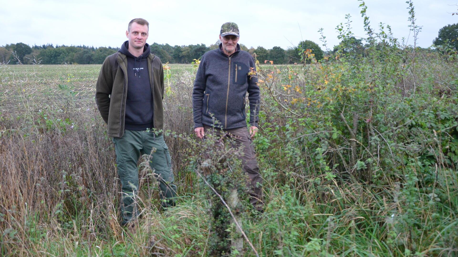 Yannic Braasch und Bernd Sprekels kümmern sich um die Pflege der Hecken an Feldern und Wegen in Elm. Das Foto zeigt zudem eine gelungene Symbiose von Blühstreifen und Hecken. Gefördert wird ihr Engagement von der Bingo-Umweltstiftung im Rahmen des Projektes „Hecken in Niedersachsen“.