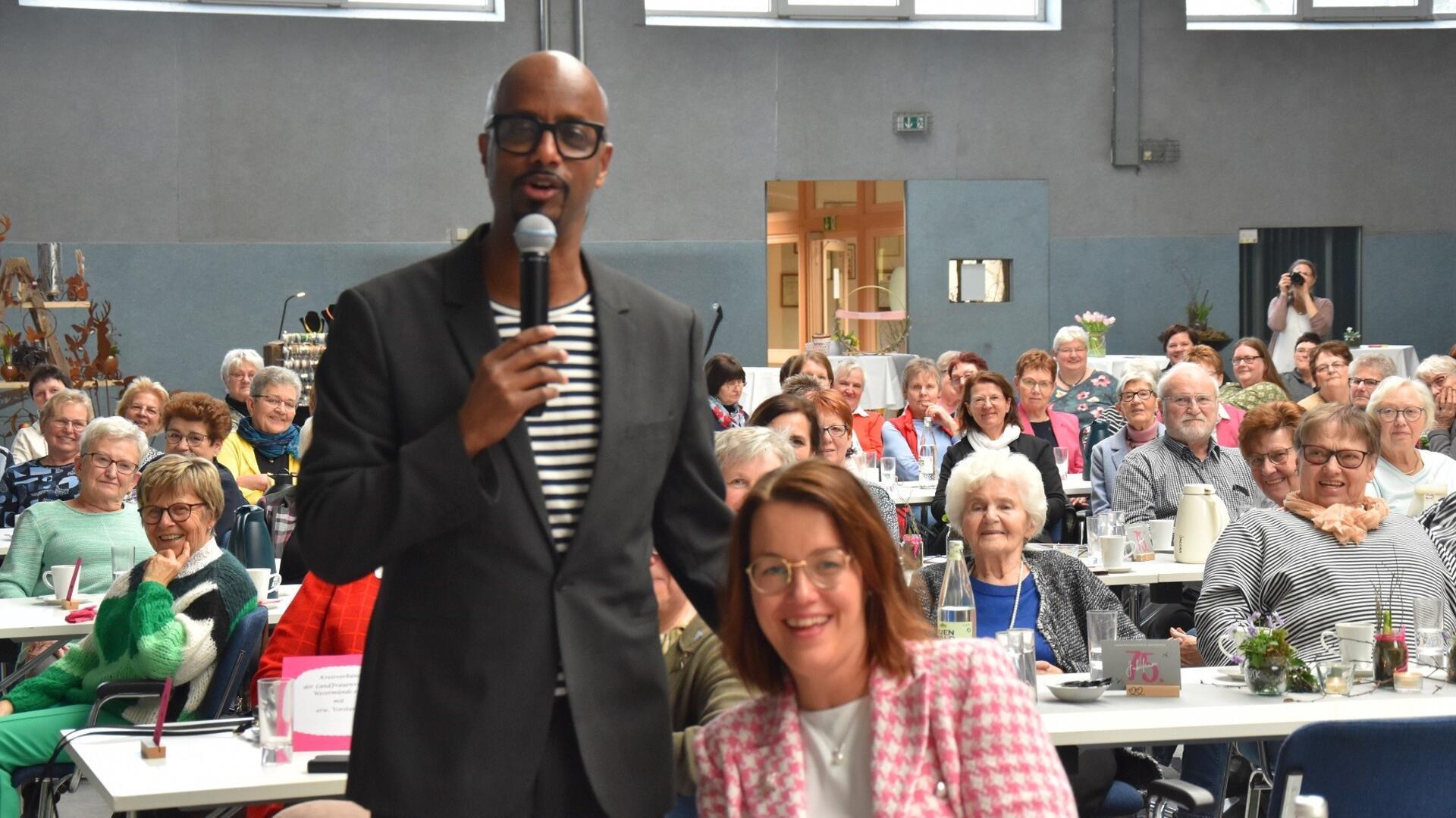 Yared Dibaba, hier mit Birgit Stuhr, schien seinen Auftritt bei den Landfrauen zu genießen.