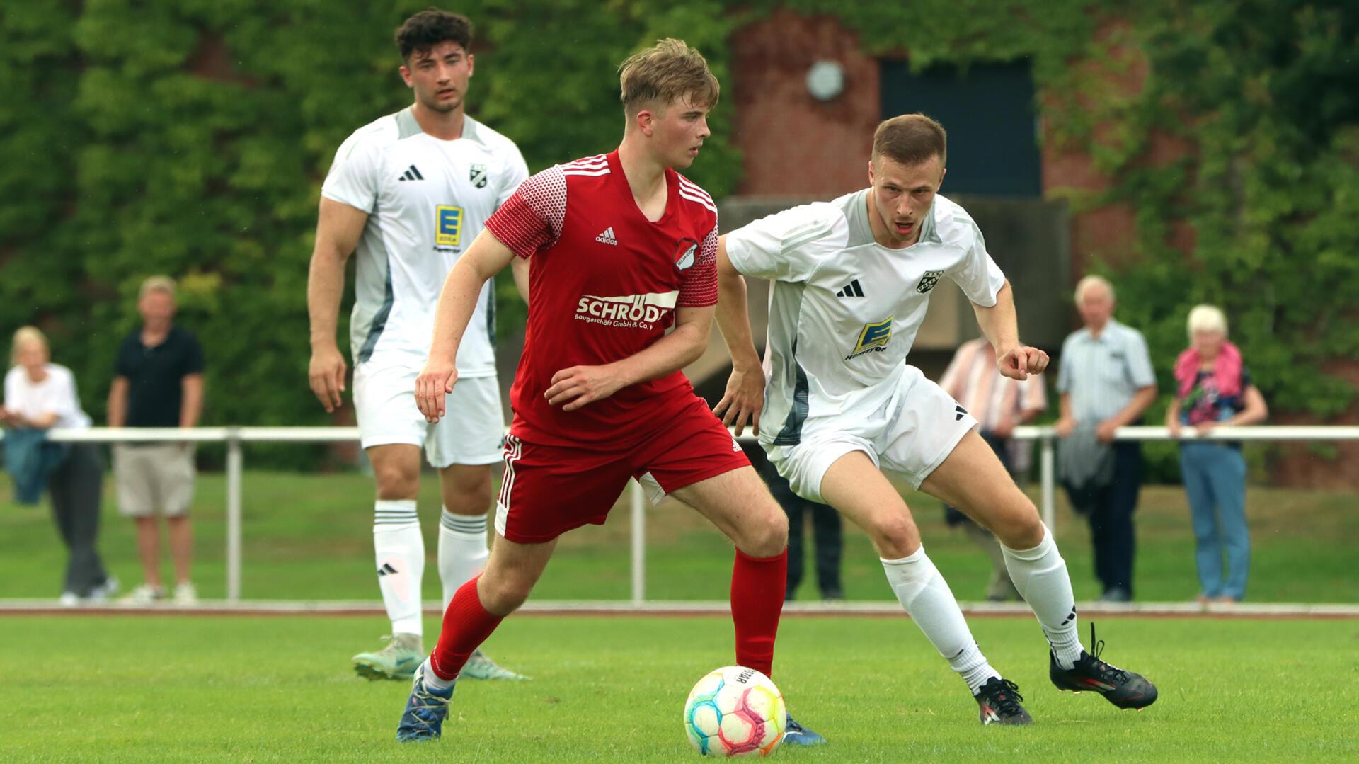 Youngster Joris Lühmann (Mitte) spielte auf der „Sechs“. Er riss das Spiel nach der Pause an sich und setzte gute Akzente.