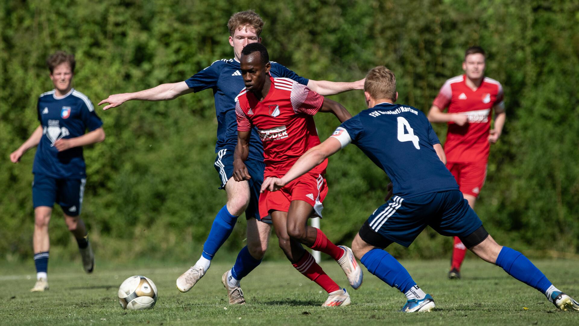 Yousif Ramadan Musa (MTSV Selsingen) ist hier von Lennard Mindermann und Phil Dohrmann (FSV Hesedorf/Nartum) nicht zu stoppen. Beide Teams kämpfen weiterhin um den Aufstieg in die Bezirksliga.