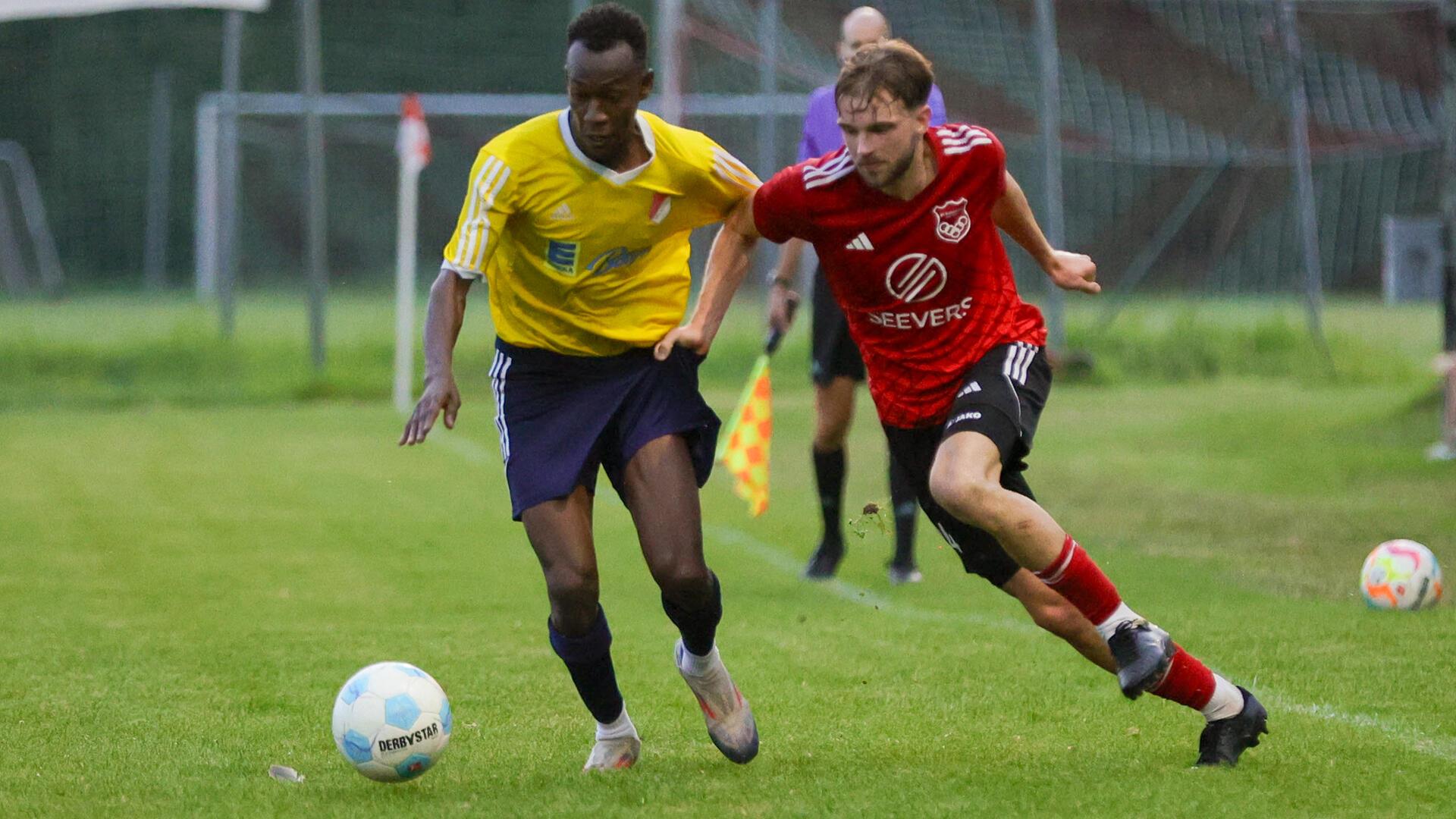Yousif Ramadan (links) ist der Unterschiedsspieler beim MTSV Selsingen. Zuletzt war der 25-jährige Stürmer angeschlagen. Coach Duray hofft, dass er rechtzeitig fit ist für die Hülsen-Partie.