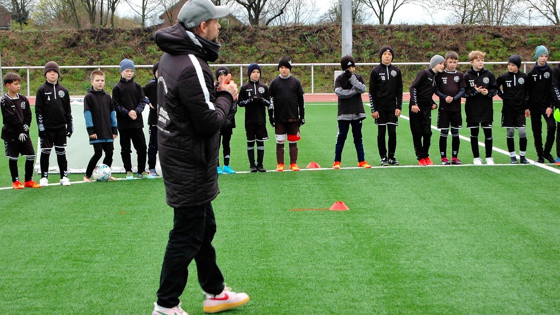 Yul Wiegand, hier vor längerer Zeit bei einer Trainingseinheit auf dem Kunstrasenplatz in Sittensen, ist beim VfL Sittensen zurückgetreten.