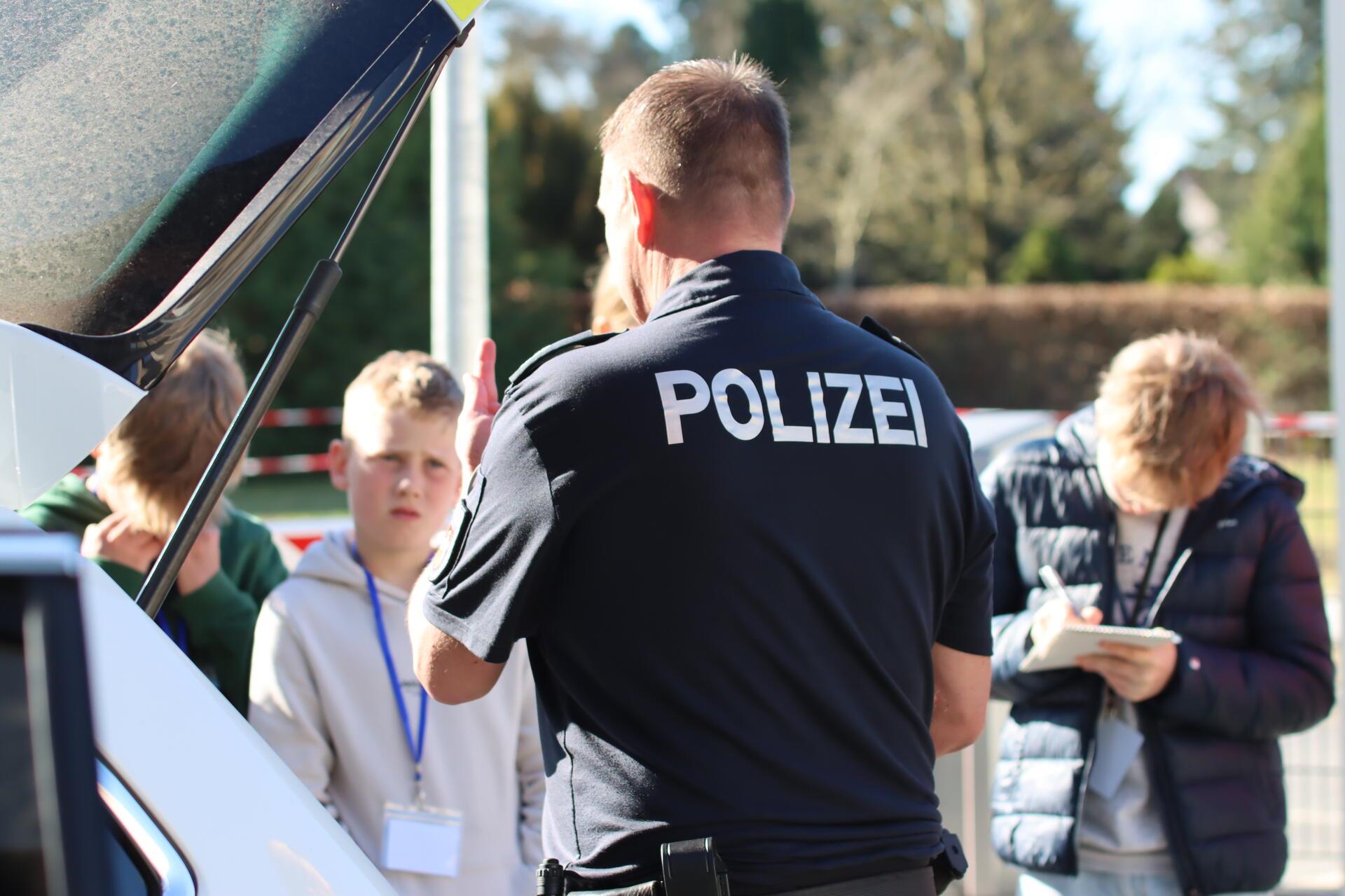 ZZ-Nachwuchsreporter besuchen am Zukunftstag die Zevener Polizei. Natürlich sollen sie darüber auch berichten.