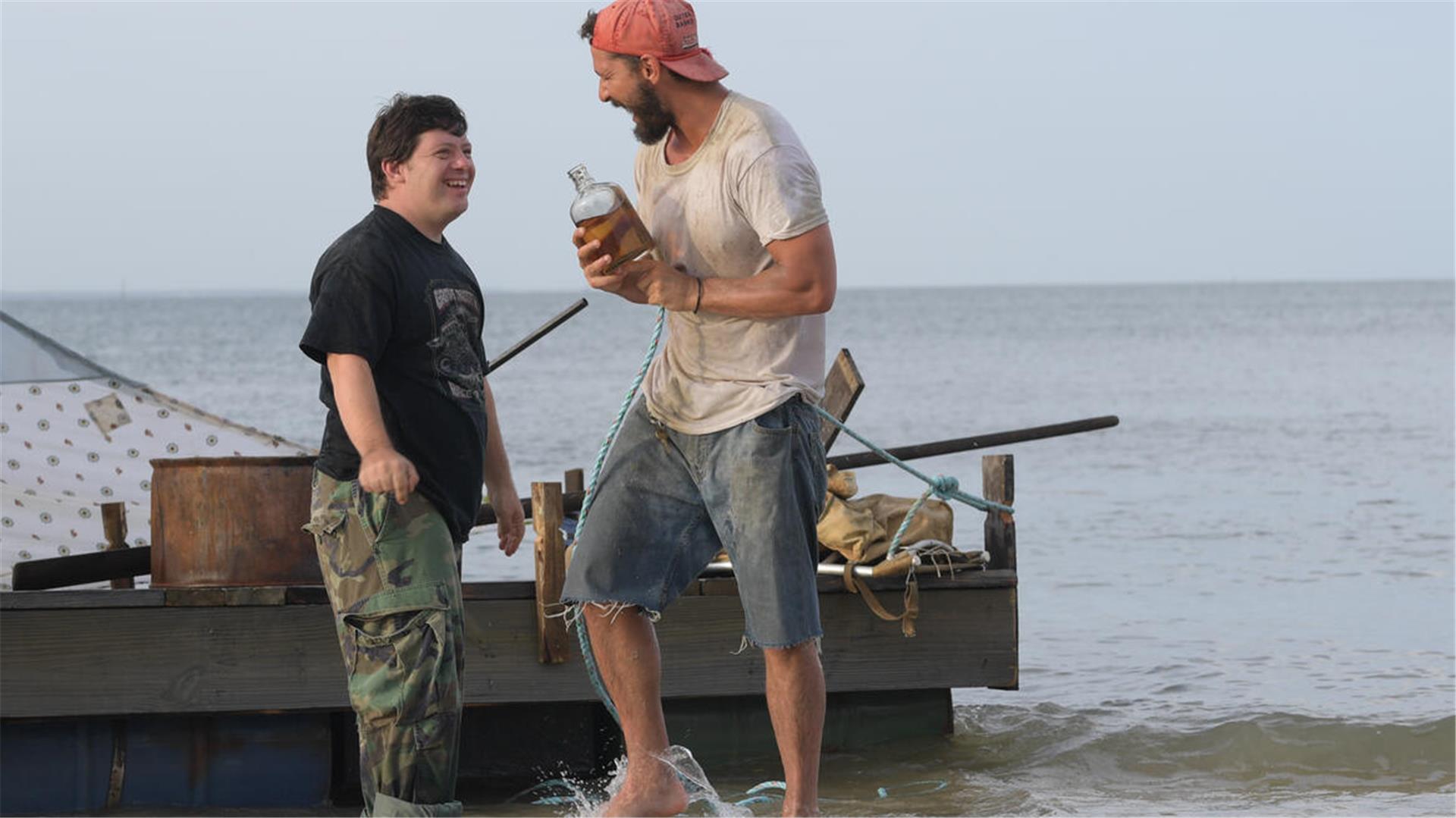 Zack Gottsagen (l) als Zak und Shia LaBeouf als Tyler in einer Szene des Films "The Peanut Butter Falcon"