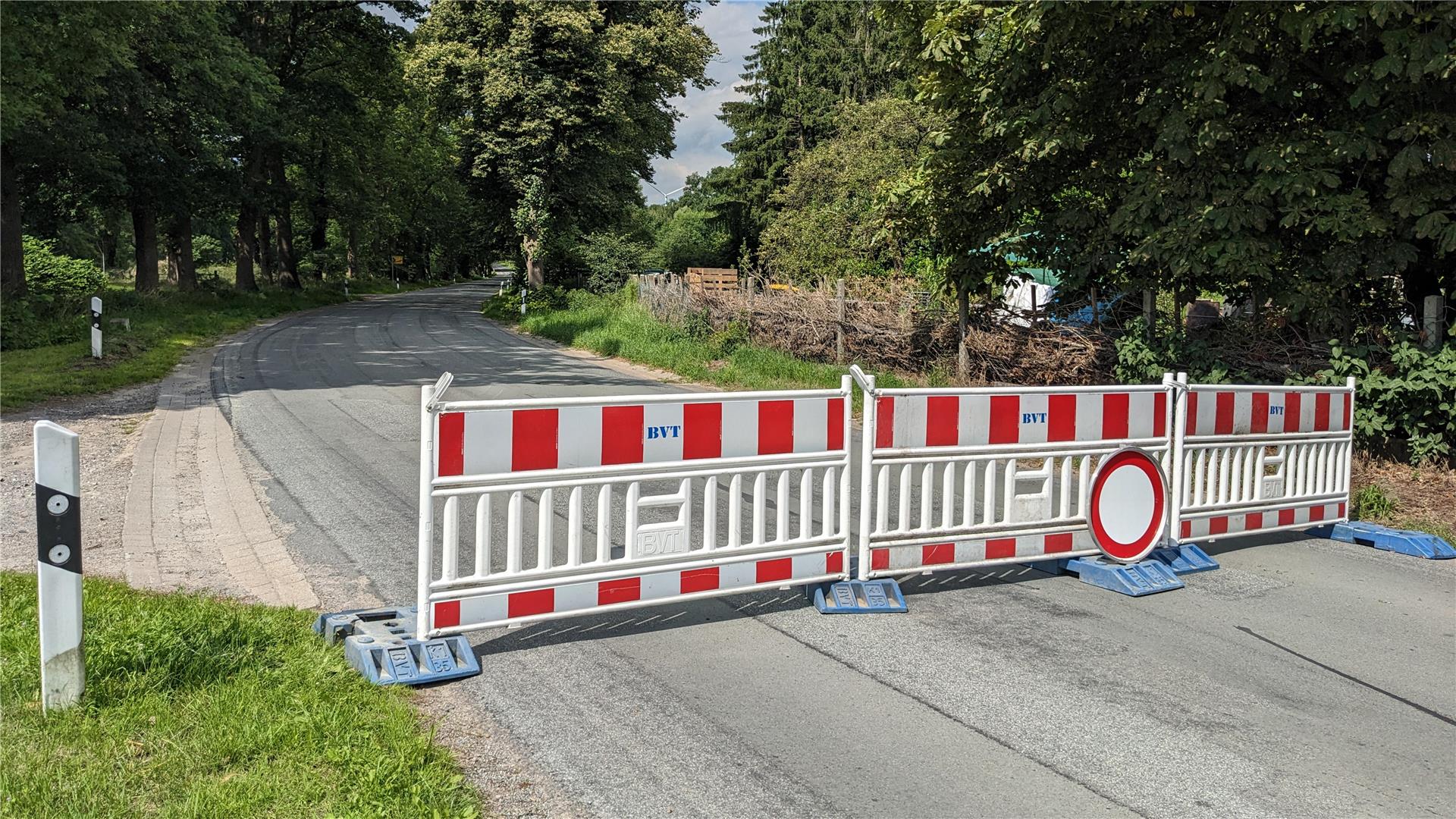 Straßensperrung in der Ortsmitte von Lehnstedt