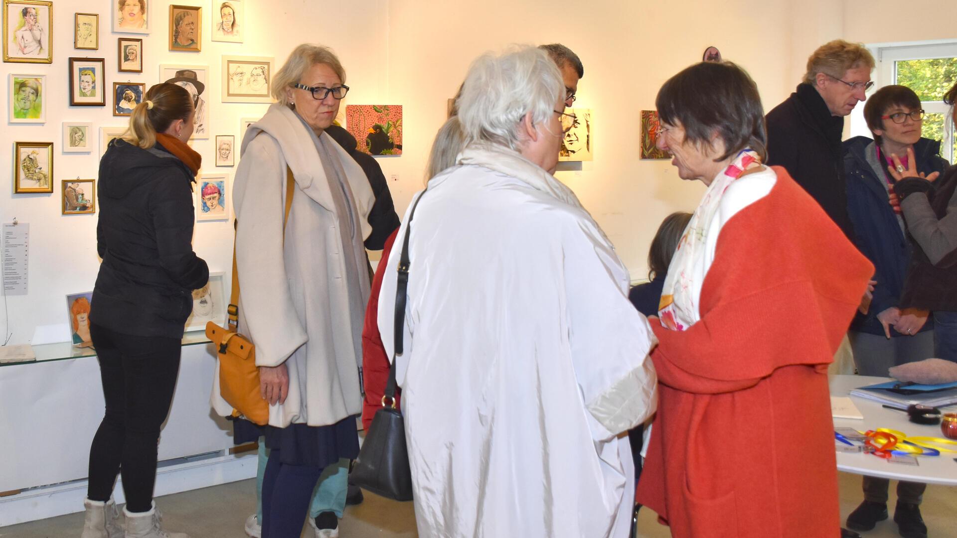 Zahlreiche Besucher waren gespannt darauf, in den vielfältigen Arbeiten von 28 Kunstschaffenden das Große im Kleinen zu entdecken.