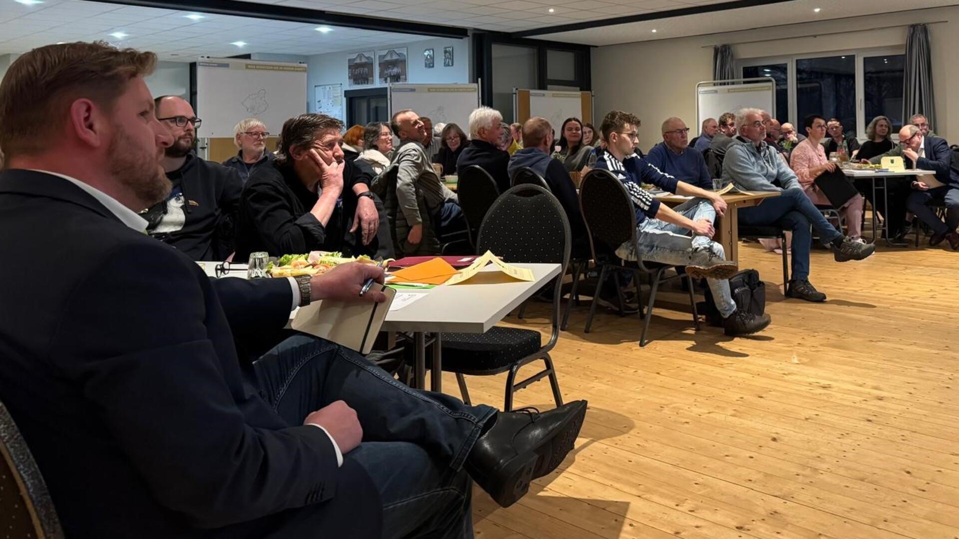 Zahlreiche Bürgerinnen und Bürger kamen bei der ersten „Dorfwerkstatt“ im Findorfer Dorfgemeinschaftshaus zusammen. 
