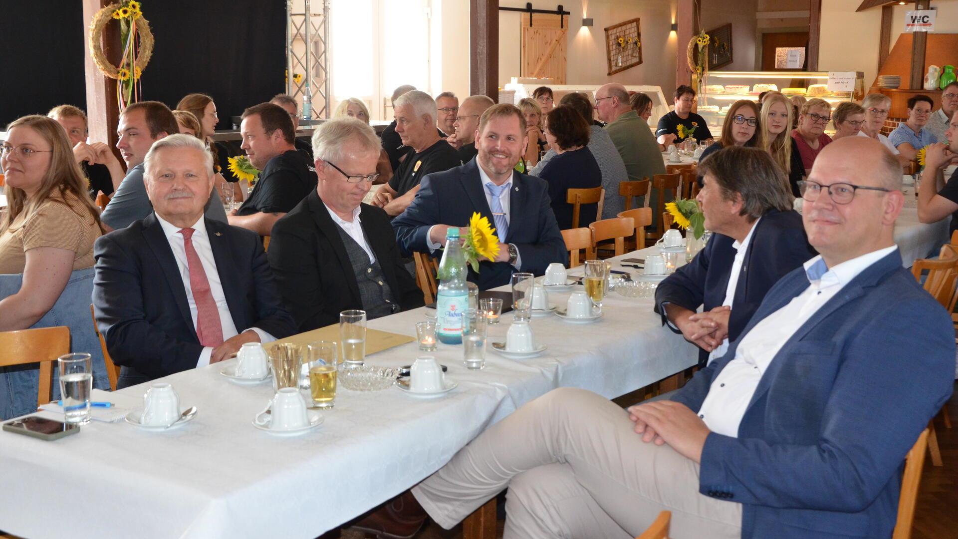 Zahlreiche Ehrengäste gratulierten den Langenhausenern zum Dorfjubiläum. 