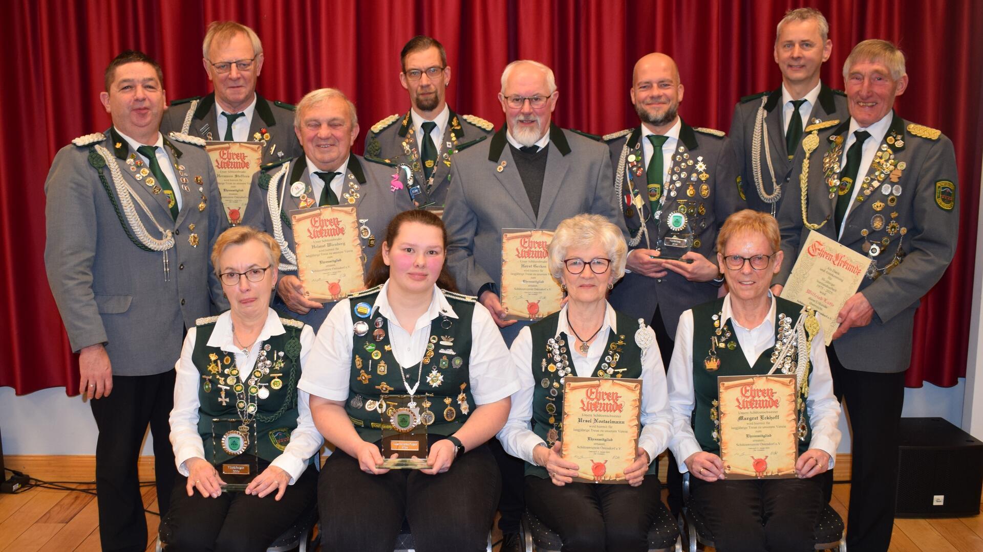 Zahlreiche Ostendorfer Schützinnen und Schützen wurden für ihre langjährige Mitgliedschaft geehrt.