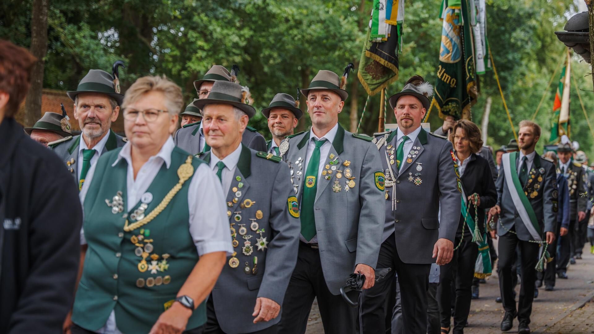 Zahlreiche Schützenvereine aus der Region nahmen am Sternmarsch teil. Das Foto zeigt Mitglieder des Ostendorfer Vereins. 