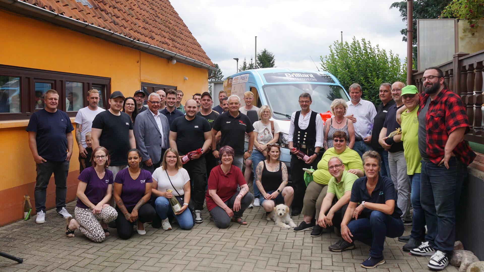 Zahlreiche Unternehmen aus der Region beteiligten sich am Sponsoring des neuen "Eulennest"-Busses.