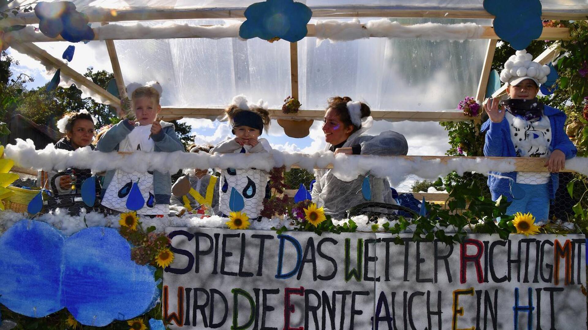 Zahlreiche geschmückte Wagen in Tarmstedt