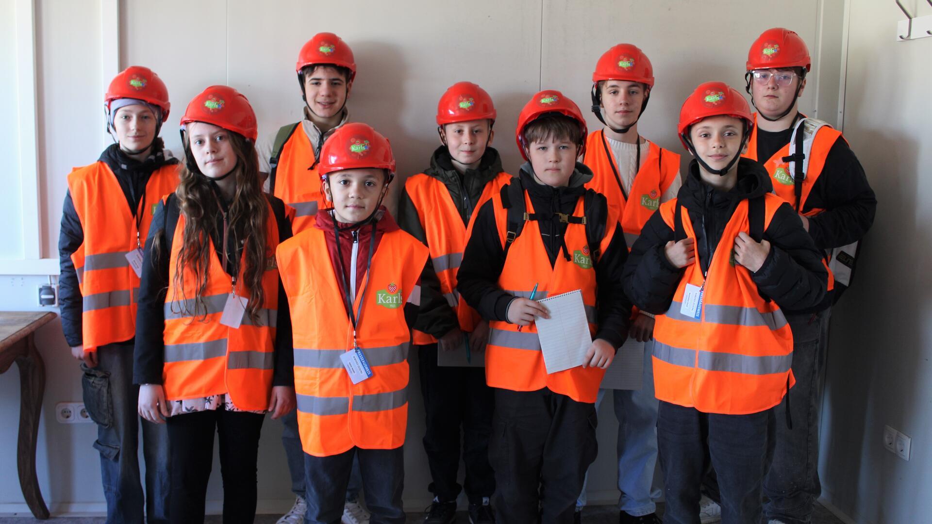 Die Kinder posieren für ein Gruppenfoto
