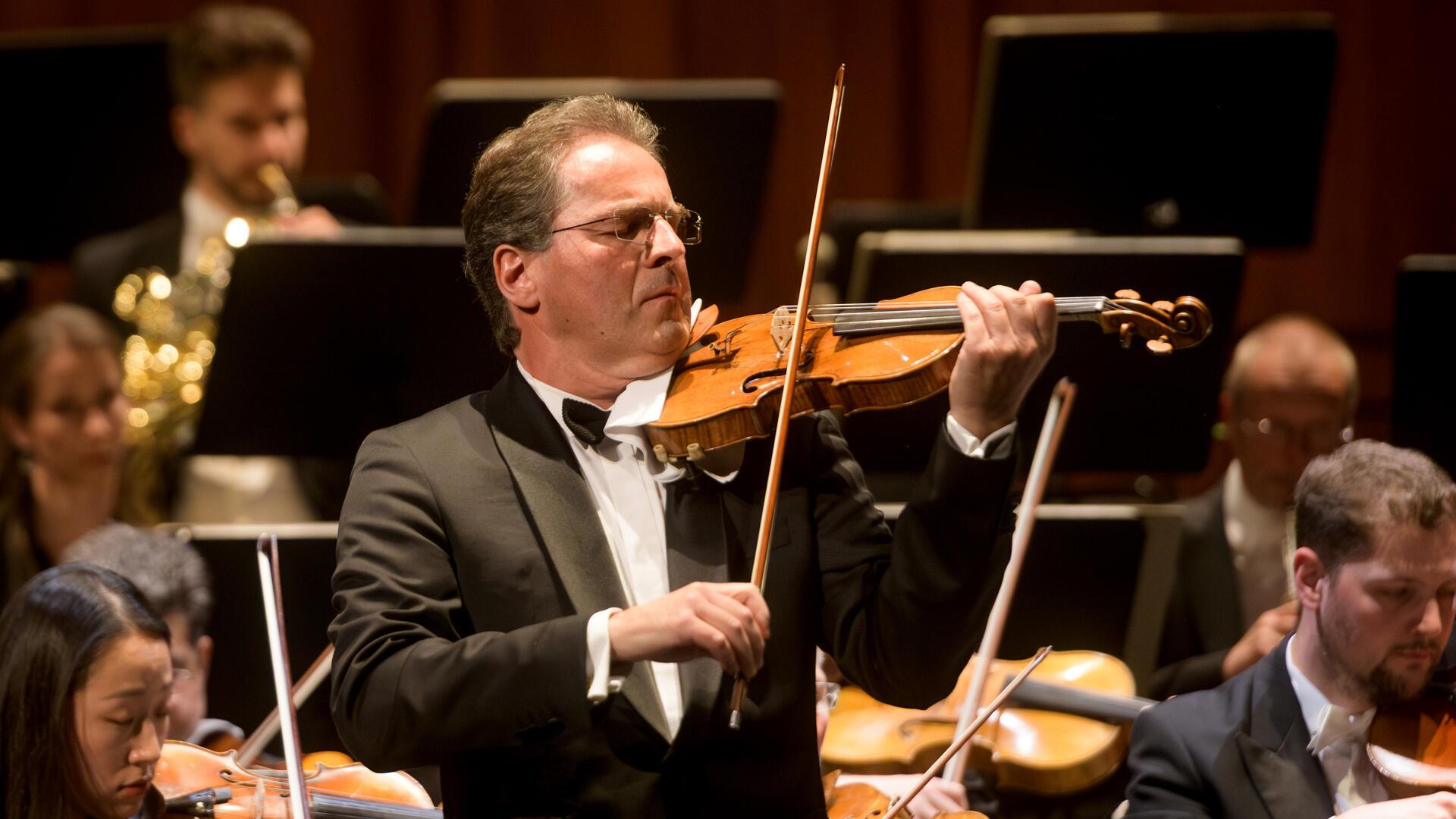 Gastsolist Frank-Michael Erben spielt die Violine. 