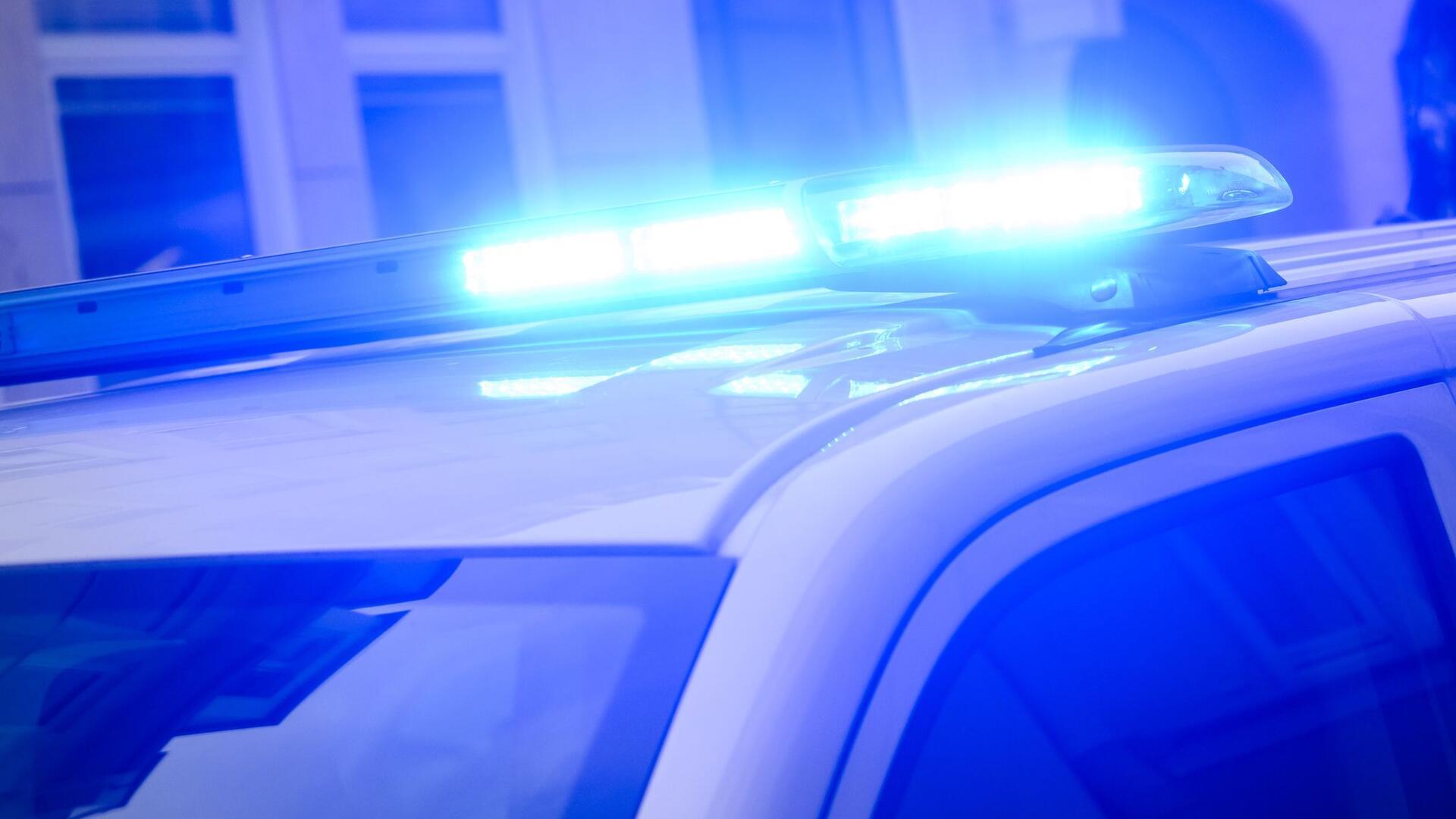 Ein Blaulicht leuchtet auf einem Einsatzfahrzeug der Polizei.