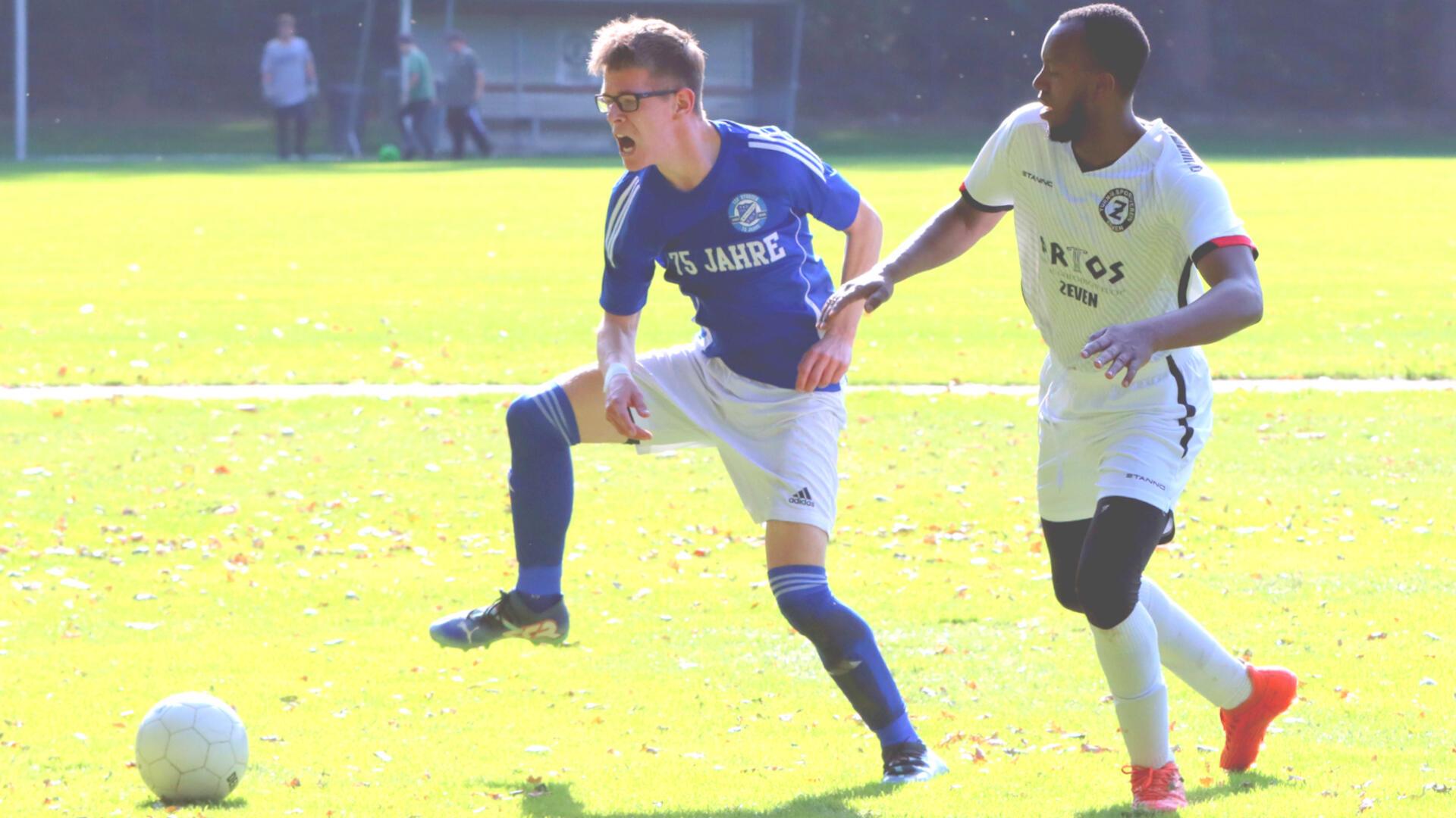 Zeven II - Byhusen II: Gästespieler Marcel Flösser (li.) setzt sich im Zweikampf durch.