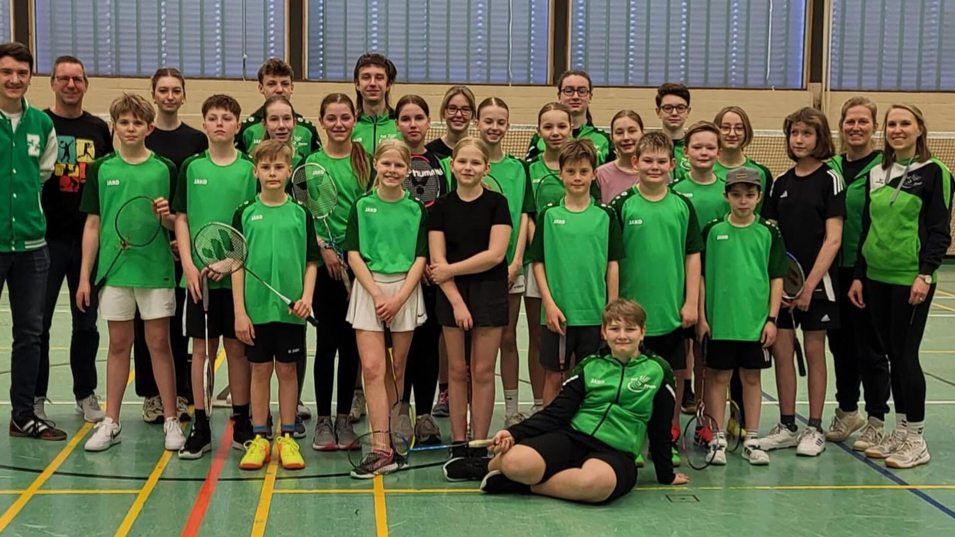 Zevener Badmintonnachwuchs mit den Abteilungsverantwortlichen (von links) Matthias Heinrich, Björn Bultmann, Yvke Wedemeyer sowie Gina Pigorsch und Antje Franz.