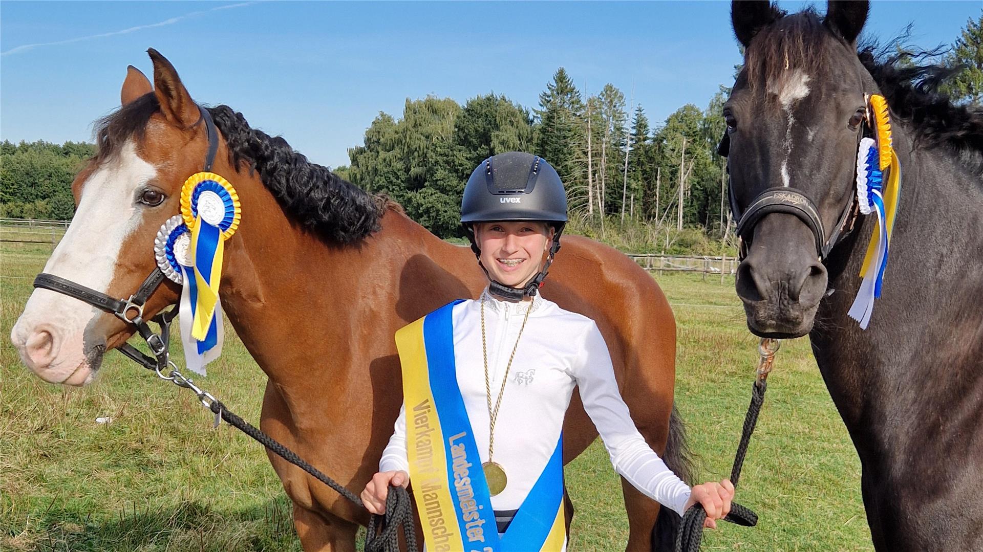 Zevenerin Lina Schütz ritt bei den Landesmeisterschaften im Vierkampf mit ihrem Pony Navis (rechts) die A-Dressur und mit Pony Felix das A-Springen.