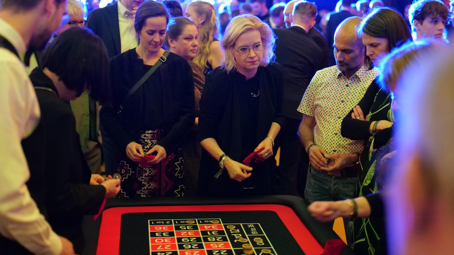 Zocken für den guten Zweck: An den Spieltischen herrschte dichtes Gedränge.