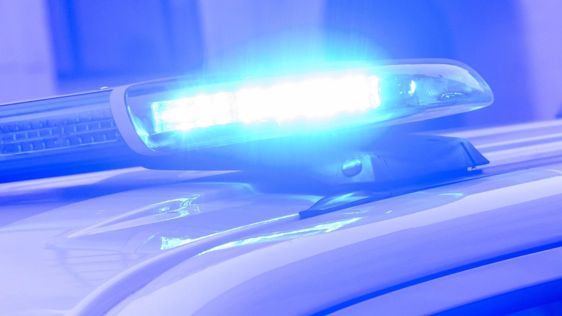 Blaulicht der Polizei. Zoll und Polizei stoppten in der Nacht zum 7. Oktober in Bremerhaven-Lehe einen gestohlenen VW Passat. Zwei Männer ohne Führerschein wurden festgenommen.
