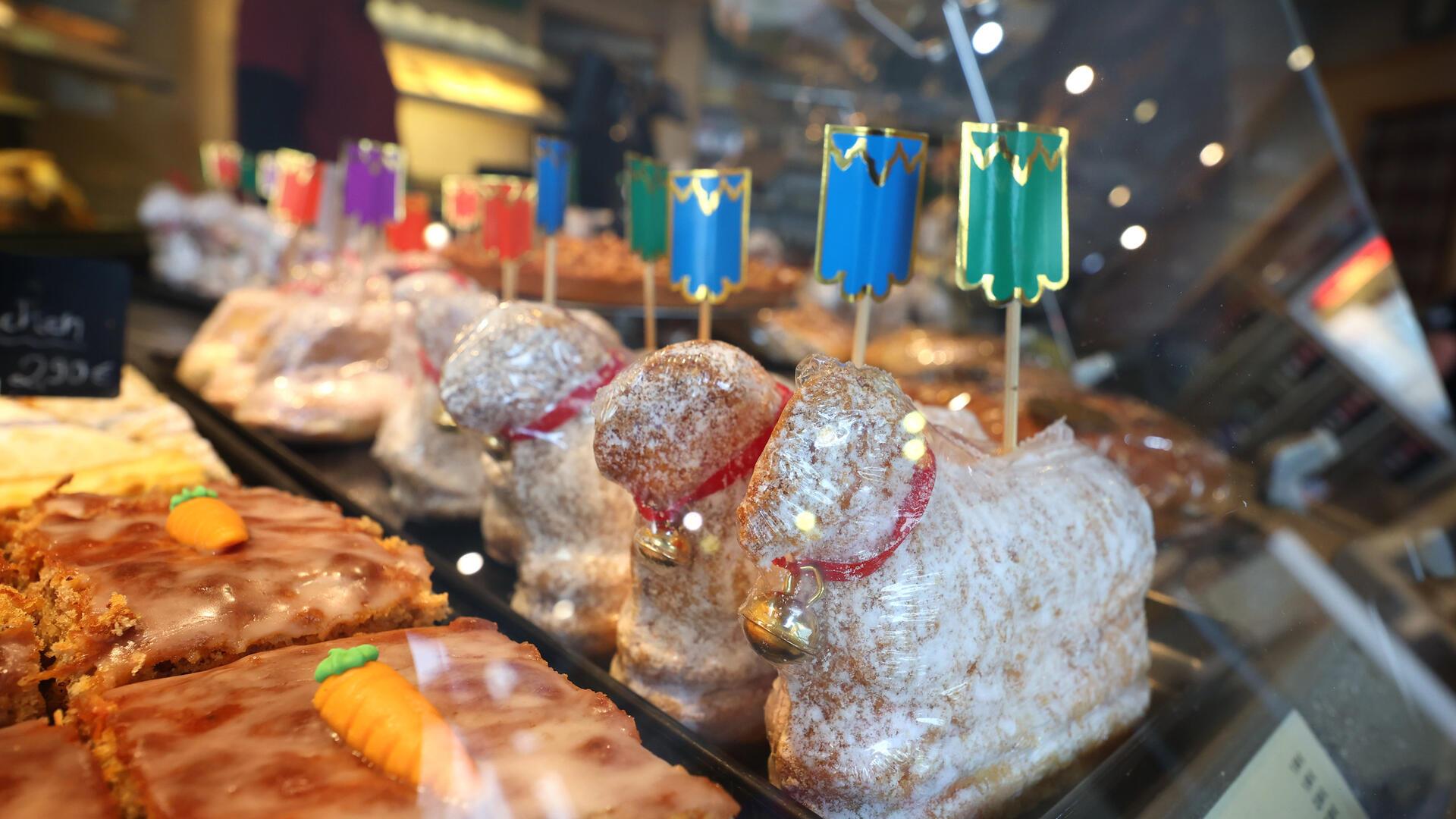 Ostergebäck in einer Bäckerei. 