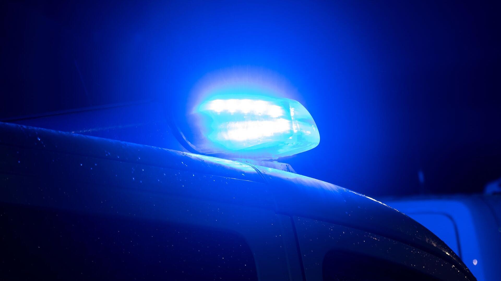 Zu einem größeren Polizeieinsatz kam es am späten Mittwochabend im Bremervörder Middelweg, als eine Gruppe unter anderem versuchte, mit einer Waschmaschine eine Wohnungstür aufzubrechen.