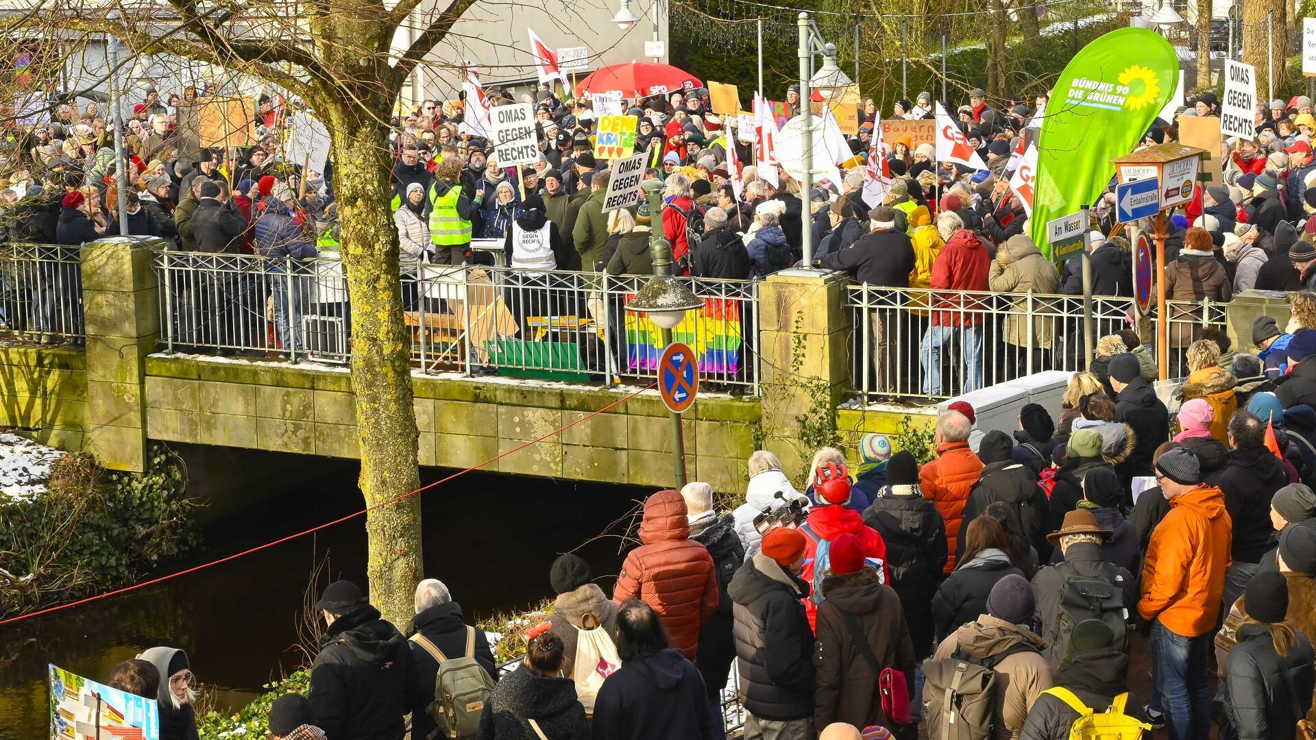 Zu einer Demonstration mit dem Titel „Es brennt! Keine Zusammenarbeit mit Rechtsextremen“ rufen die Parteien Bündnis 90/Die Grünen und SPD auf. 