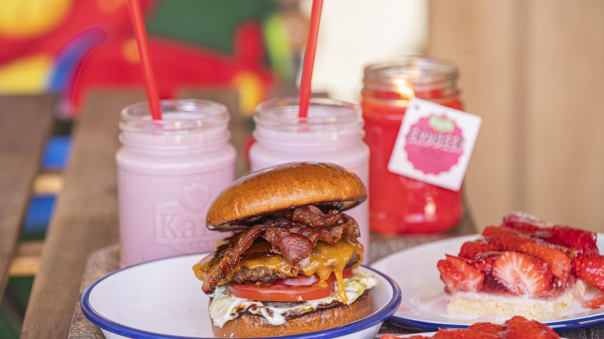 Zu klassischem Erdbeerschnittchen gibt es leckere Erdbeershakes. Der Burger kommt bislang allerdings noch ohne Erdbeeren. 
