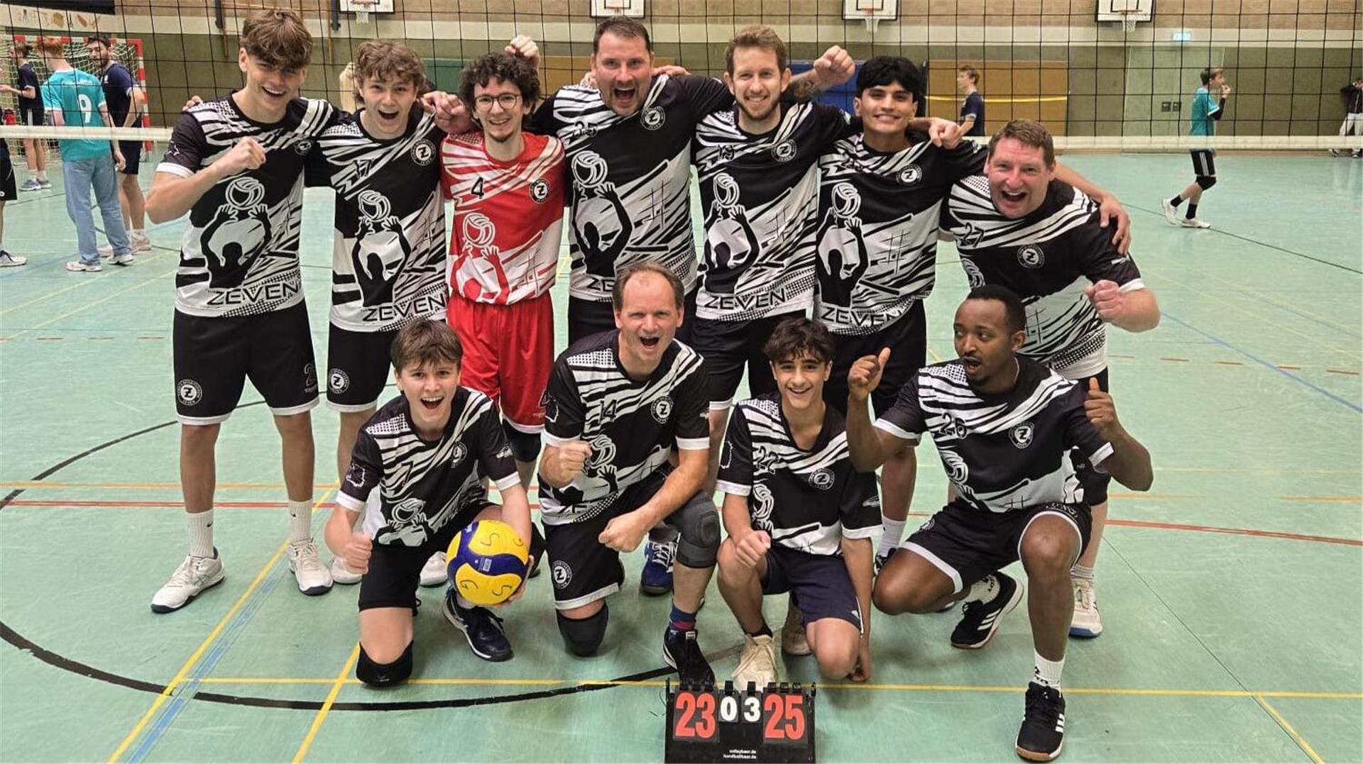 Zufriedene Gesichter bei der zweiten Volleyballmannschaft des TuS Zeven. Das junge Team kehrte mit einem 3:0-Sieg aus Buxtehude zurück.