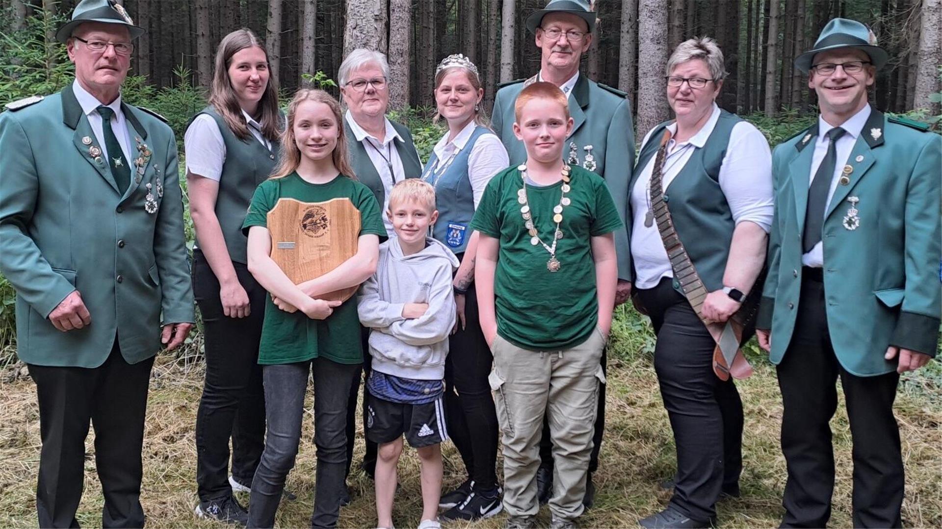 Zufriedene Gesichter nach dem Elmloher Schützenfest (von links): Dirk Brauer, Svenja Feldmann, Lara Helmke, Heike Uelzen, Lennard Fulle, Jana Brauer, Norbert Schleibinger, Raphael Depperschmidt, Petra Grotheer und Gerd Müller.