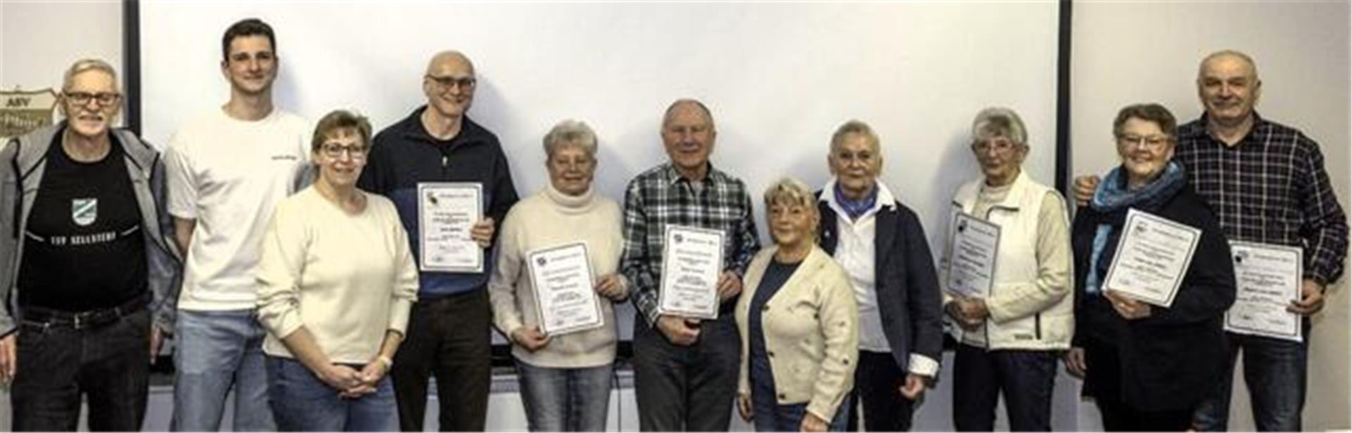 Zufriedene Mitglieder des TSV Sellstedt (von links): Josef Fischer (Vorsitzender), Bennett Suhrhoff (Jugendwart), Sonja Höpke (Kassenwartin), Uwe Steffen (geehrt für 50 Jahre), Monika und Heinz Krause (Ehrenmitglieder), Monika Krause (Kassenprüferin), Cordia Fischer (Geschäftsführerin), Hannelore Brünjes sowie Viola und Marco von Glahn (geehrt für 25 Jahre).