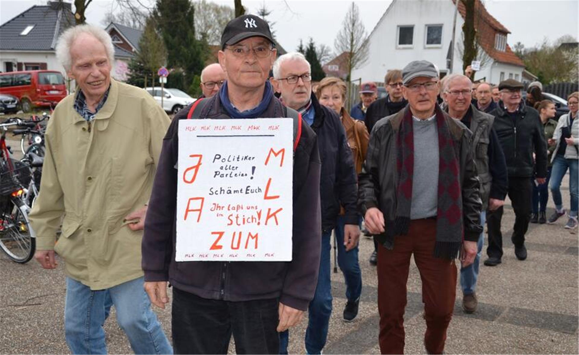 Zuhörer auf dem Weg in die Aula des Rotenburger Ratsgymnasiums, in der der Kreistag am 11. April 2018 zu einer Sondersitzung zusammenkam
