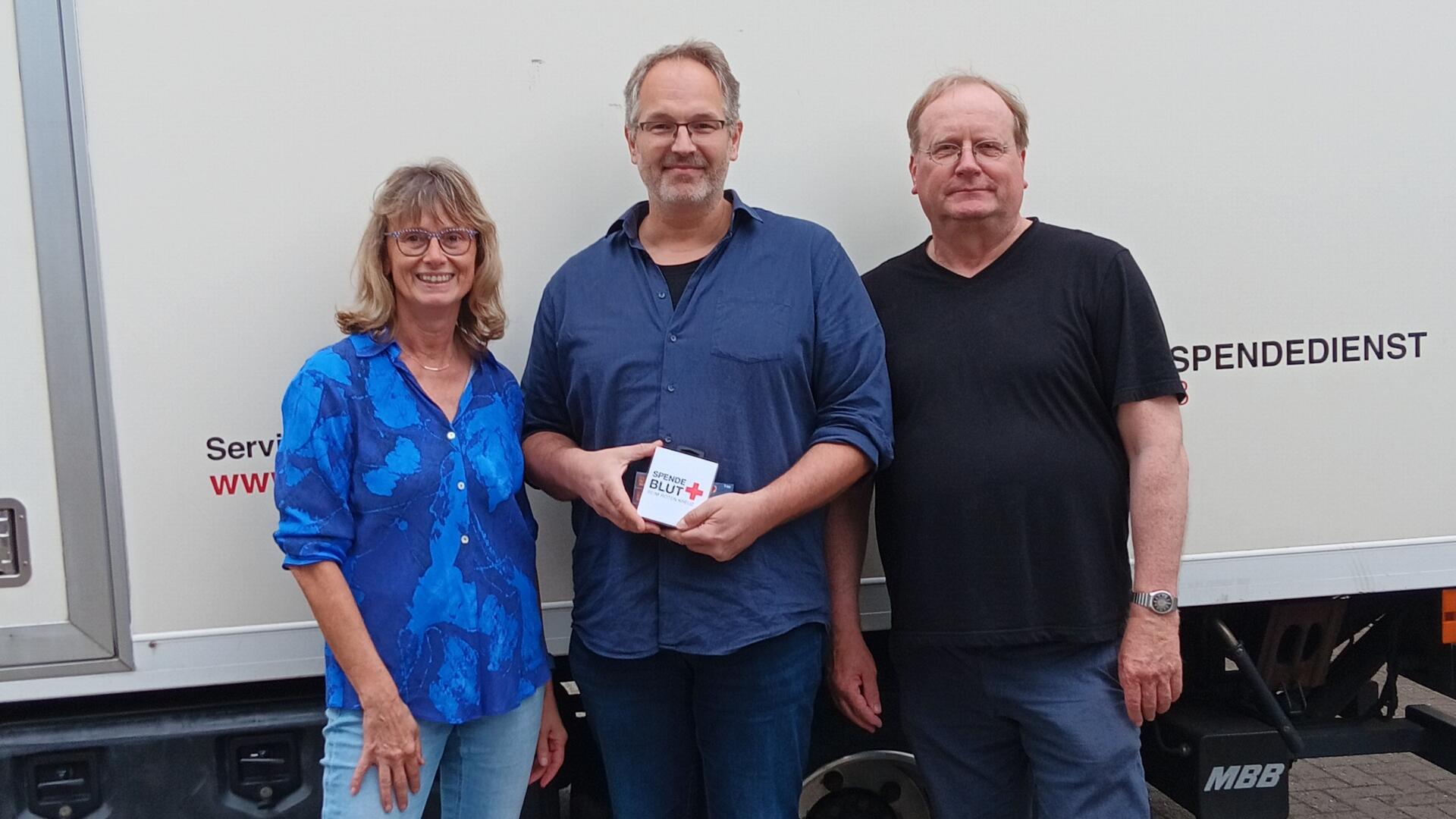 Zum 75. Mal ließ sich Ralf Gehlken (Mitte) zur Ader. Die zweite DRK-Vorsitzende Sabine Austmeyer (von links) und Vorsitzender Manfred Burfeind dankten ihm für seine Treue.