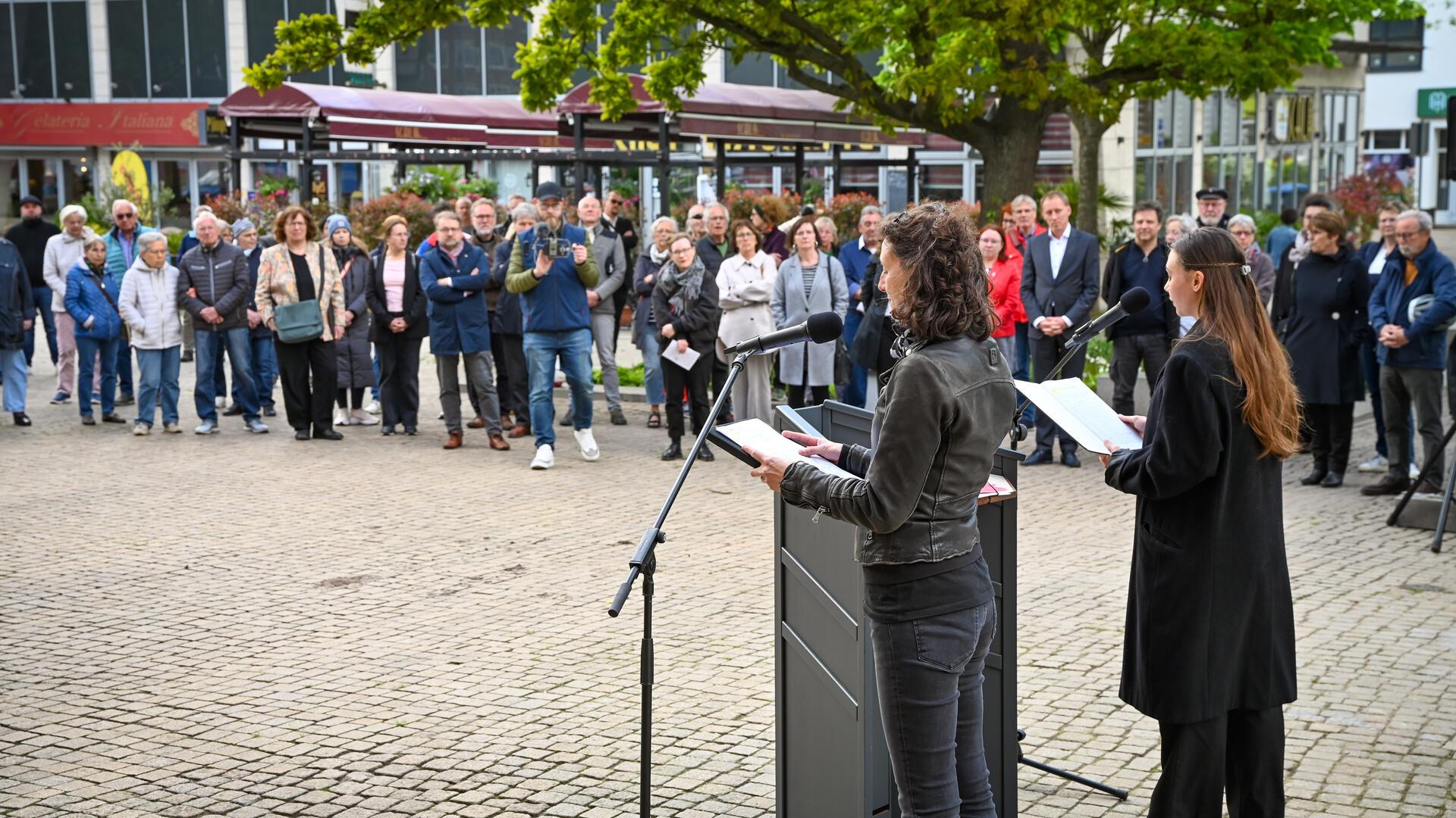 Zum 80. Jahrestag des Kriegsendes fand vor der Großen Kirche eine Gedenkfeier statt. Die Schauspielerinnen Marsha B. Zimmermann und Anna Caterina Fadda (re.) zeigten Auszüge aus dem Theaterprojekt „Stunde Null“.