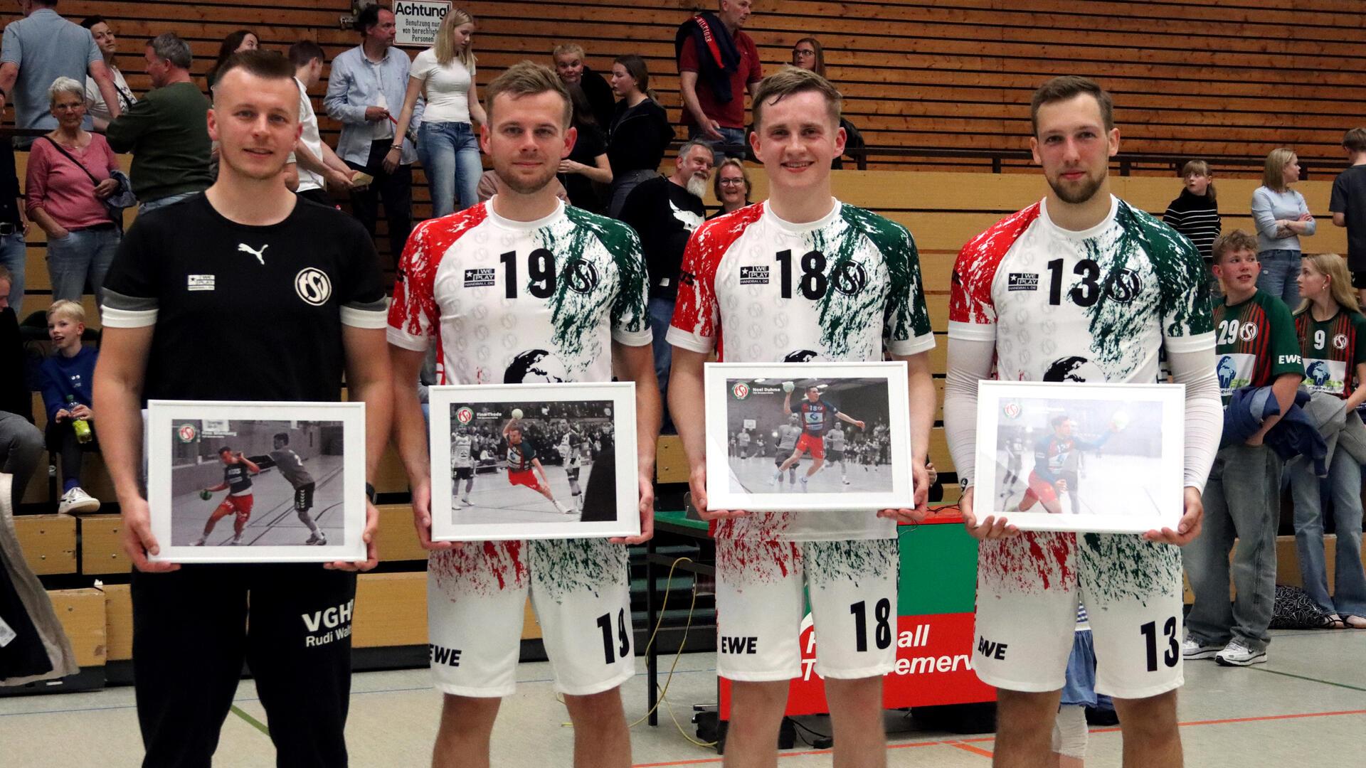 Zum Abschied erhielt ein Quartett gerahmte Fotos und warme Worte nicht nur vom Trainer: (von links) Finn Wienberg, Finn Thode, Noel Duhme und Cedrick Dietrich.