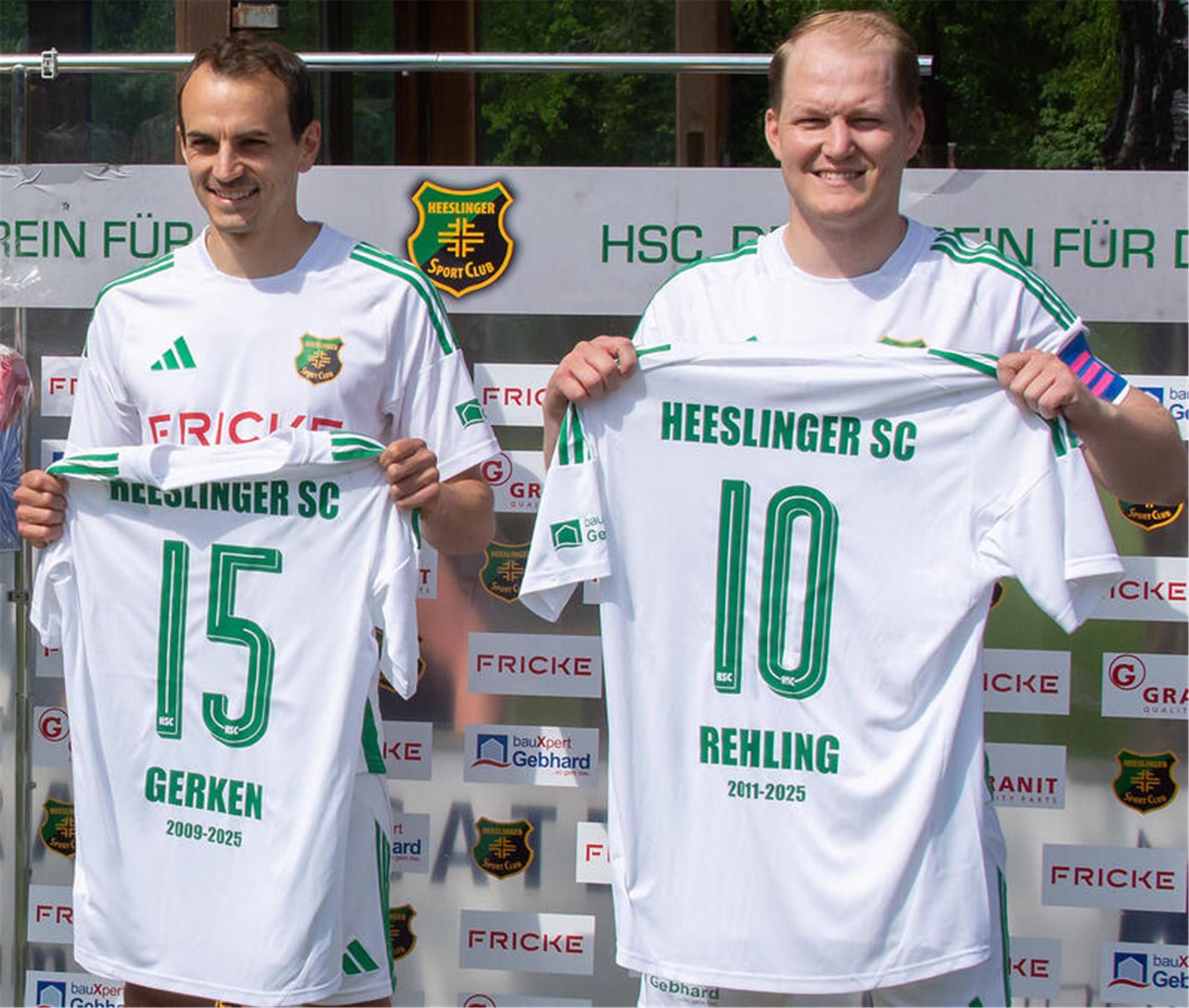 Nach 700 Pflichtspielen: HSC verabschiedet Oliver Gerken und Kevin Rehling Zum Abschied gab es neben weiteren Präsenten für Oliver Gerken und Kevin Rehling jeweils ein Trikot mit den Jahreszahlen ihrer Zeit im Waldstadion.