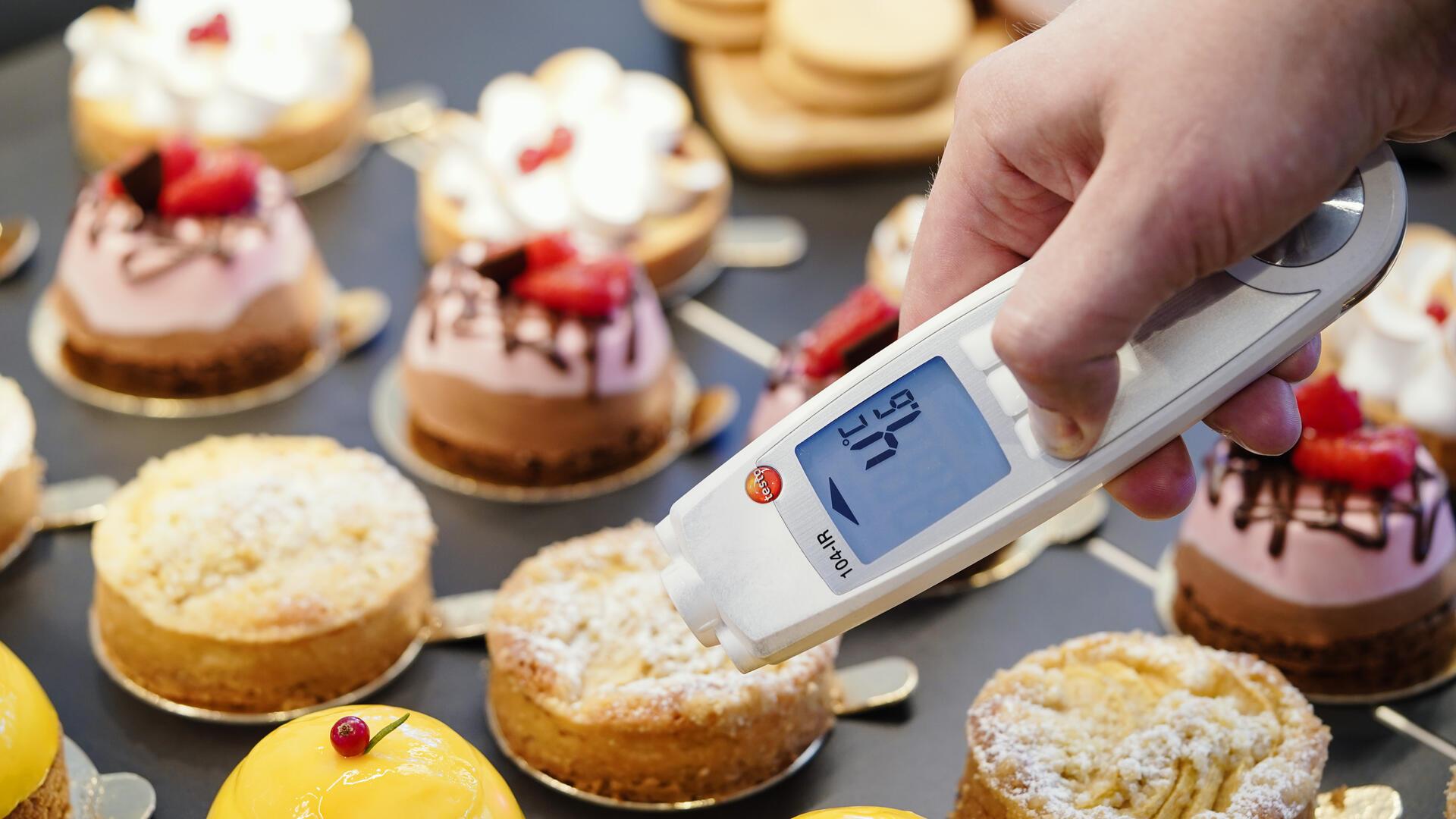Über 400 Tierschutzverstöße: Veterinäramt Rotenburg spricht Klartext Lebensmittelkontrolleur beim Landratsamt Rhein-Neckar-Kreis in der Abteilung Veterinäramt und Verbraucherschutz, hält in einer Patisserie bei einer Kontrolle ein Thermometer an eine kleine Torte.