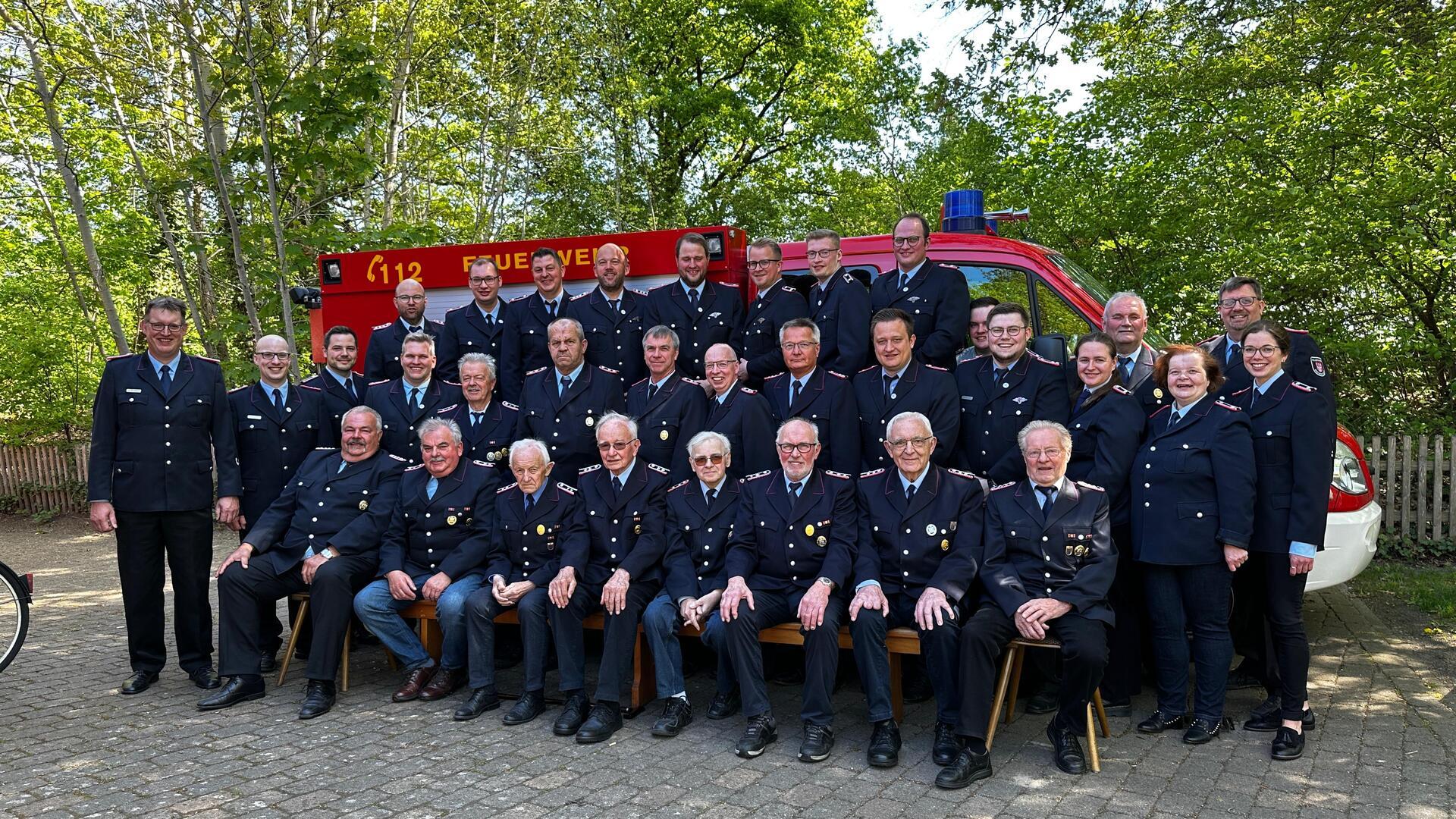 Zum Jubiläum baten die Minstedter Brandschützer mit ihrem Ortsbrandmeister Jörg Wempen (links) den zweiten stellvertretenden Stadtbrandmeister Holger Burfeindt (hinten, rechts) mit zum Gruppenfoto. 