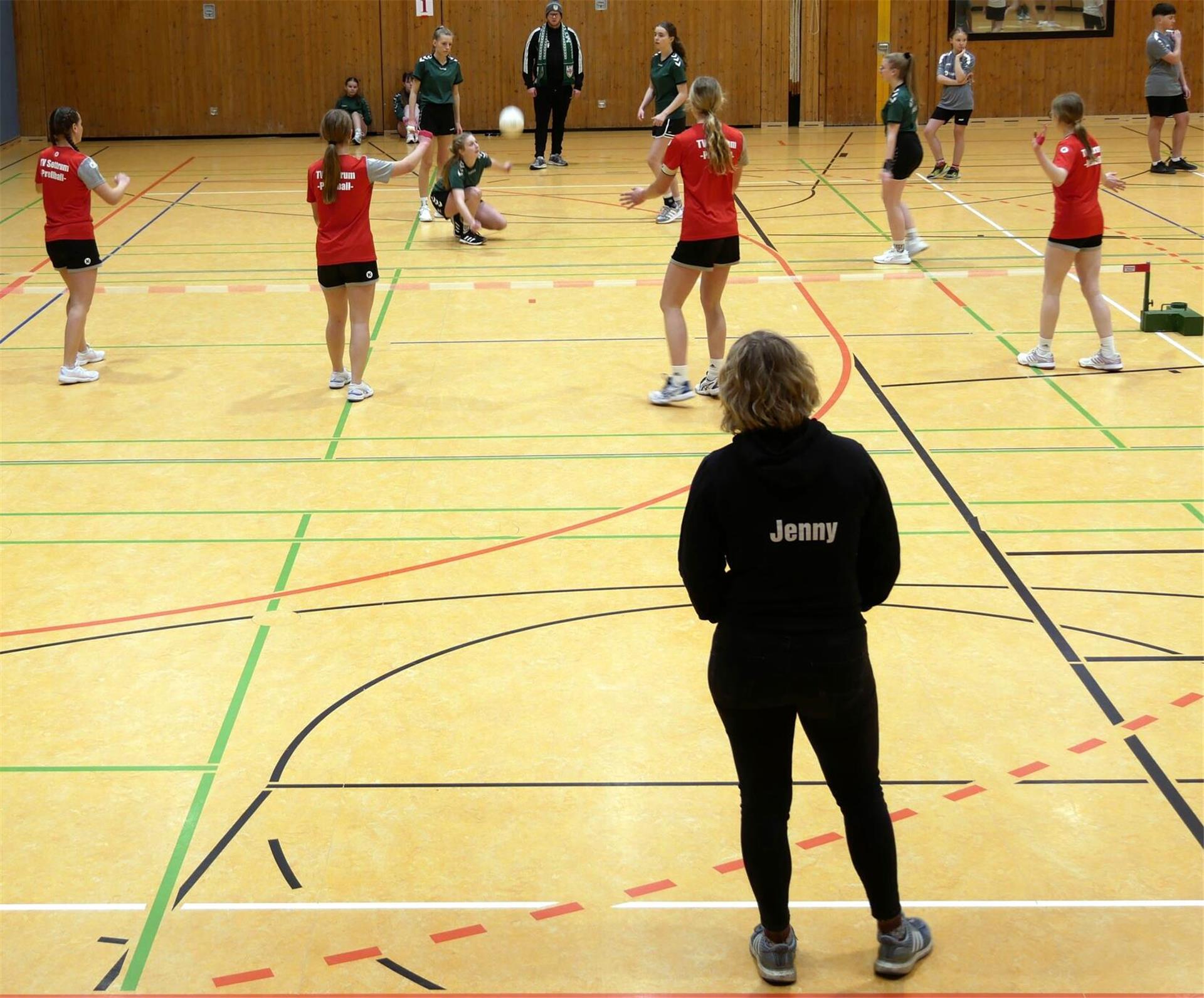 Zum Lokalderby kam es zwischen dem TV Sottrum (in Rot) und dem MTV Wohnste (in Grün). Beide Vereine sind die Prellball-Hochburgen im Norden.