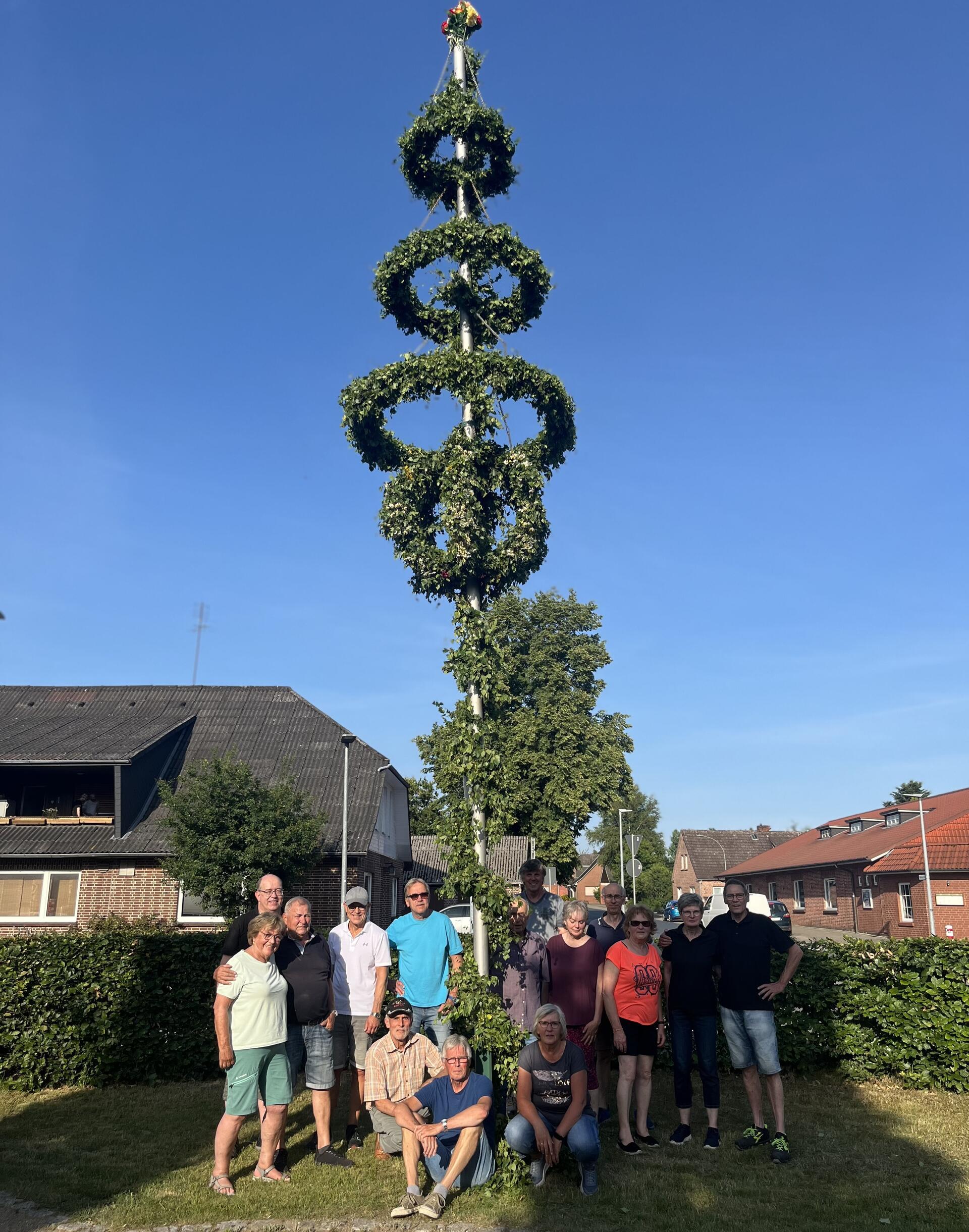 Zum Mittsommerfest in Elsdorf gehört auch der Mittsommerbaum. 