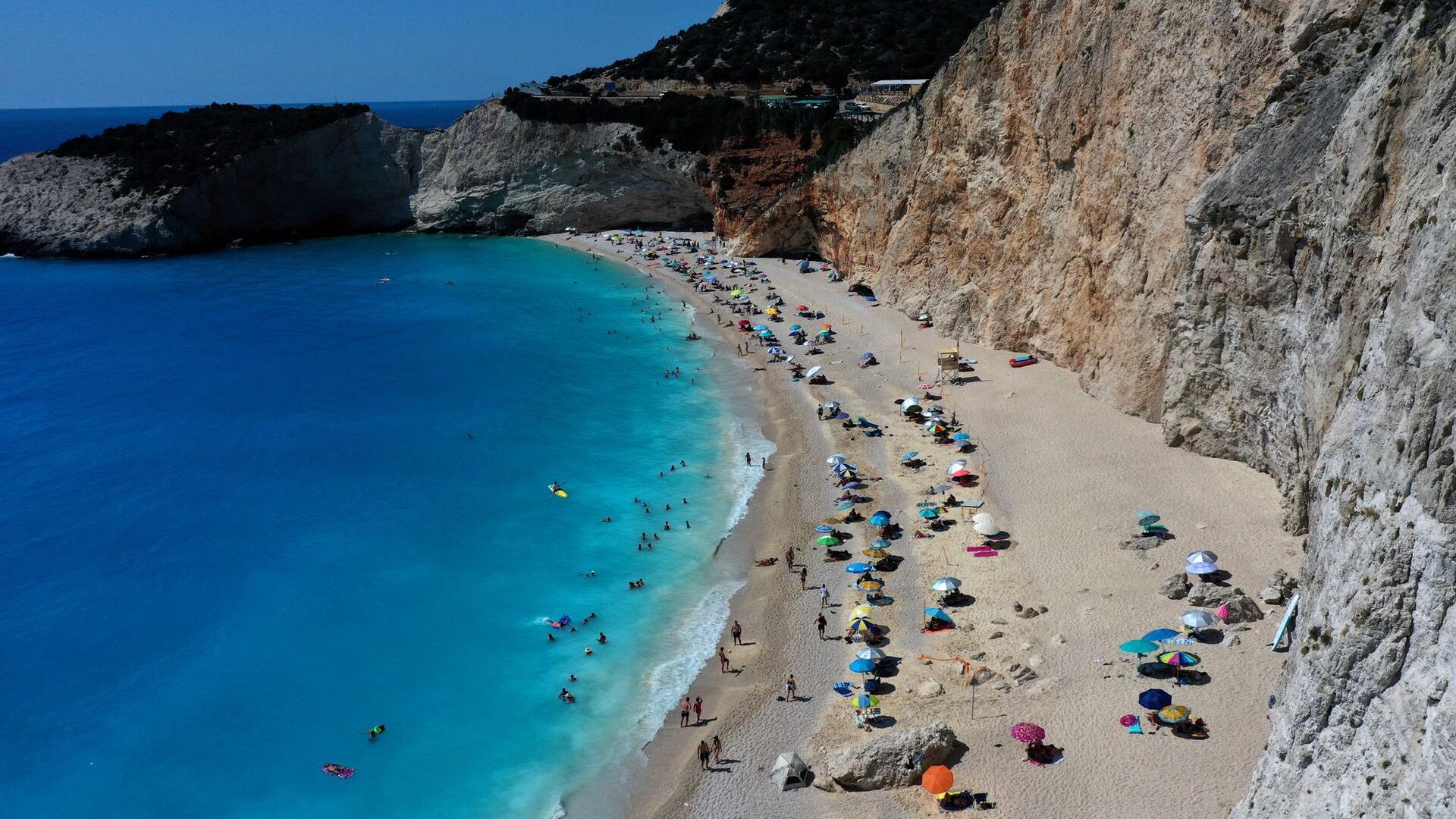 Ein Strand in Griechenland mit Touristen.