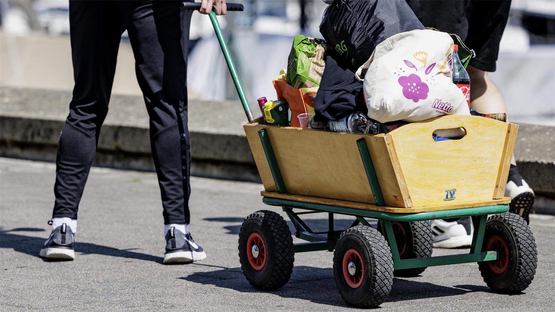 Zwei junge Menschen ziehen einen Bollerwagen. Zum Vatertag gehört der Bollerwagen einfach dazu. Mit ihm kommt automatisch der hohe Alkoholspiegel.