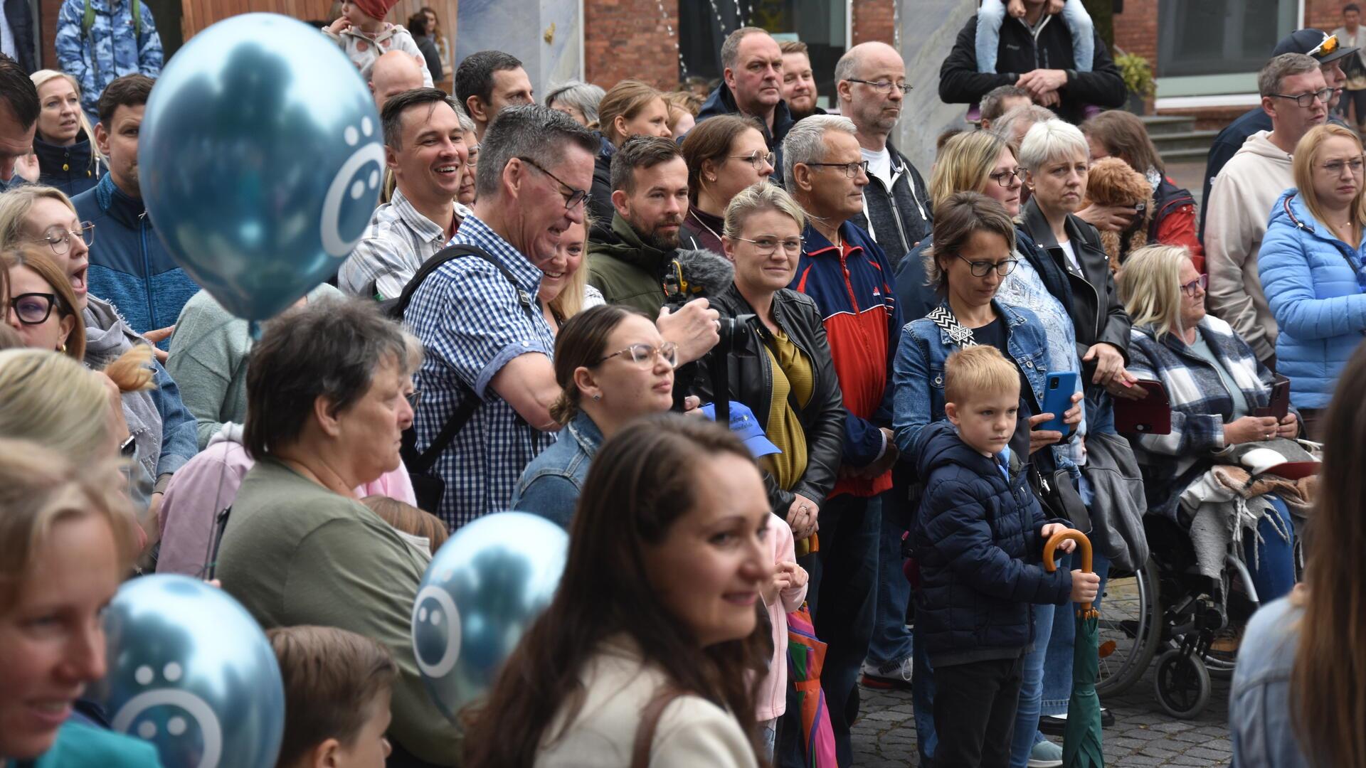 Das Foto zeigt Zuschauer beim Eröffnungsakt. 