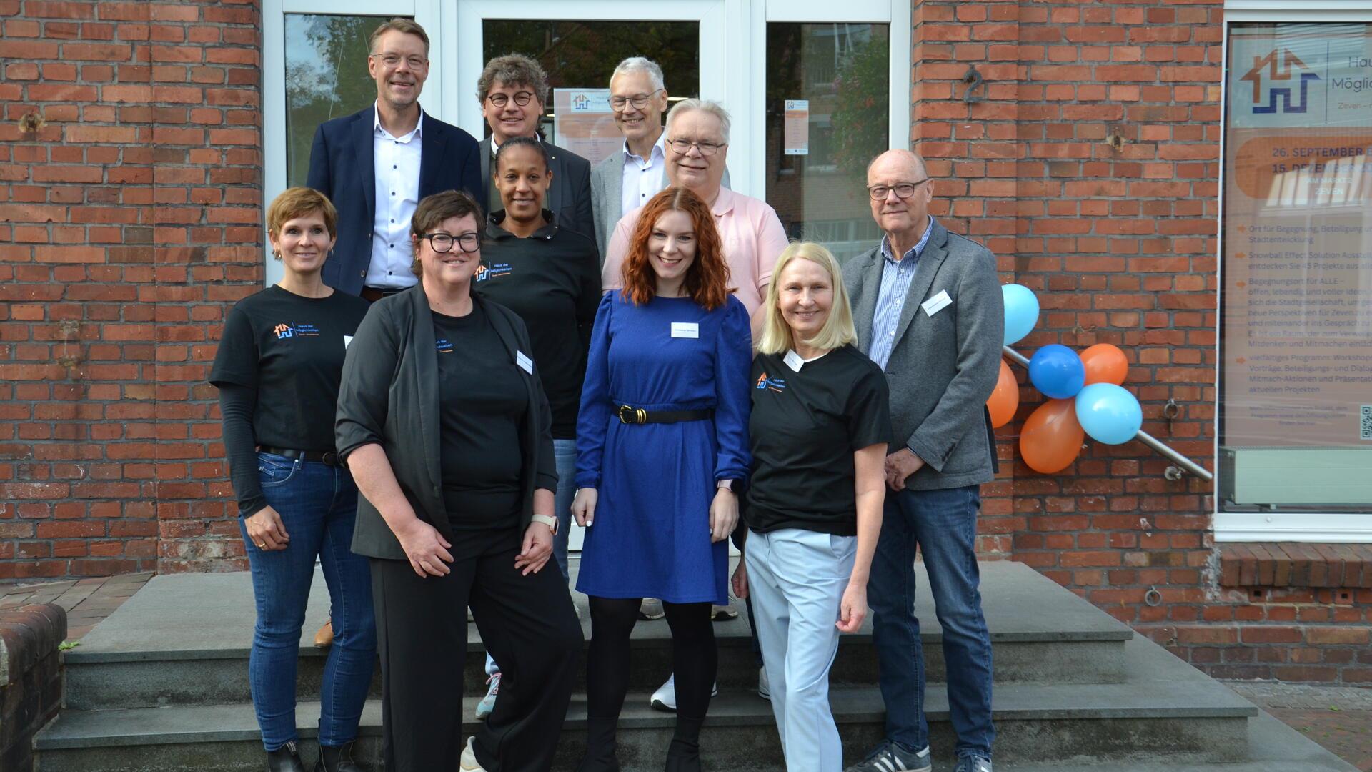 Zur Eröffnung präsentiert sich das „Haus der Möglichkeiten“-Team mit dem Stadtdirektor, dem Wirtschaftsförderer und dem Bürgermeister.