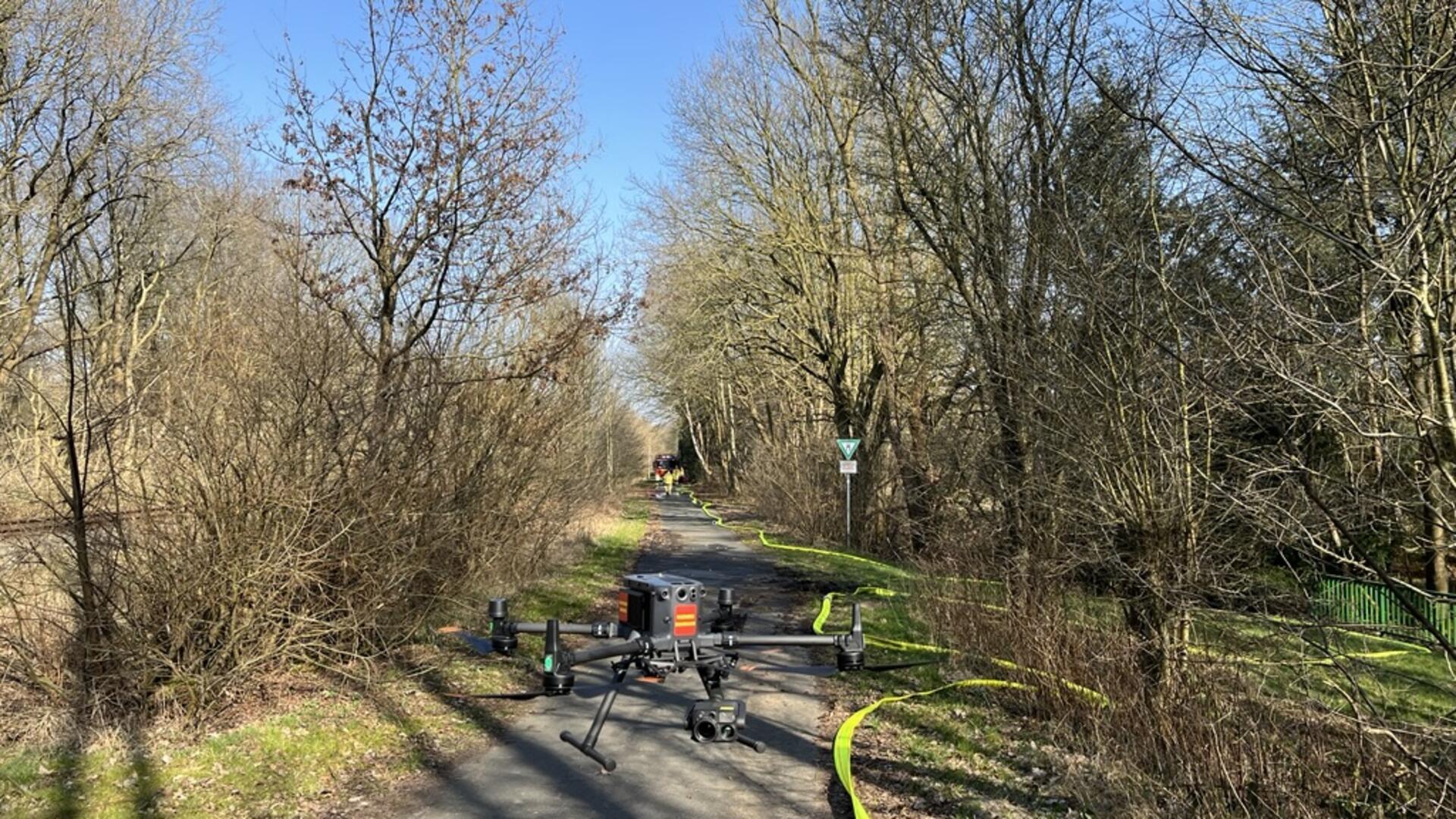 Eine Drohe fliegt über ein Waldgebiet.