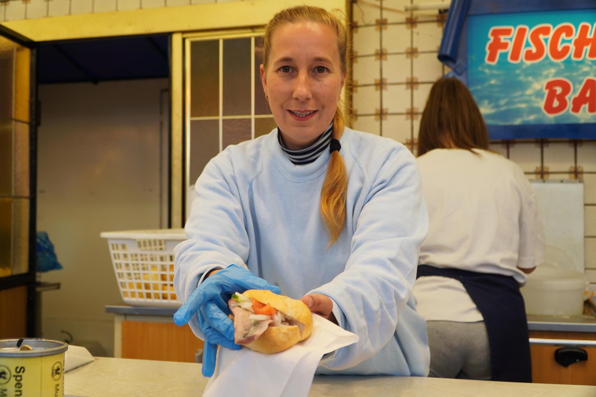 Zur Stärkung oder Katerprophylaxe: Ein Matjesbrötchen!